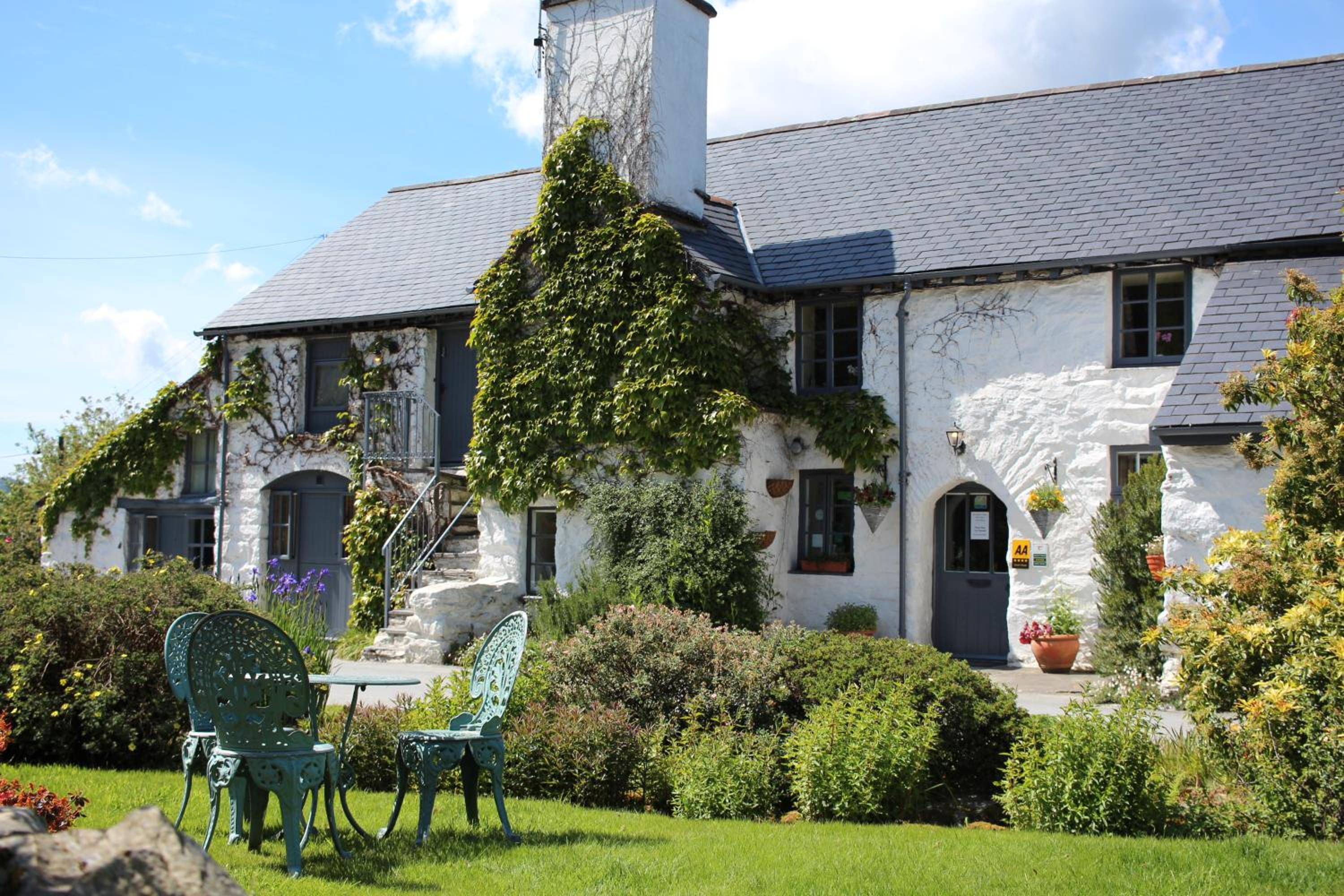 Dolgun Uchaf Historic B&B and Cottages with Boutique Bedrooms In The Heart of Snowdonia