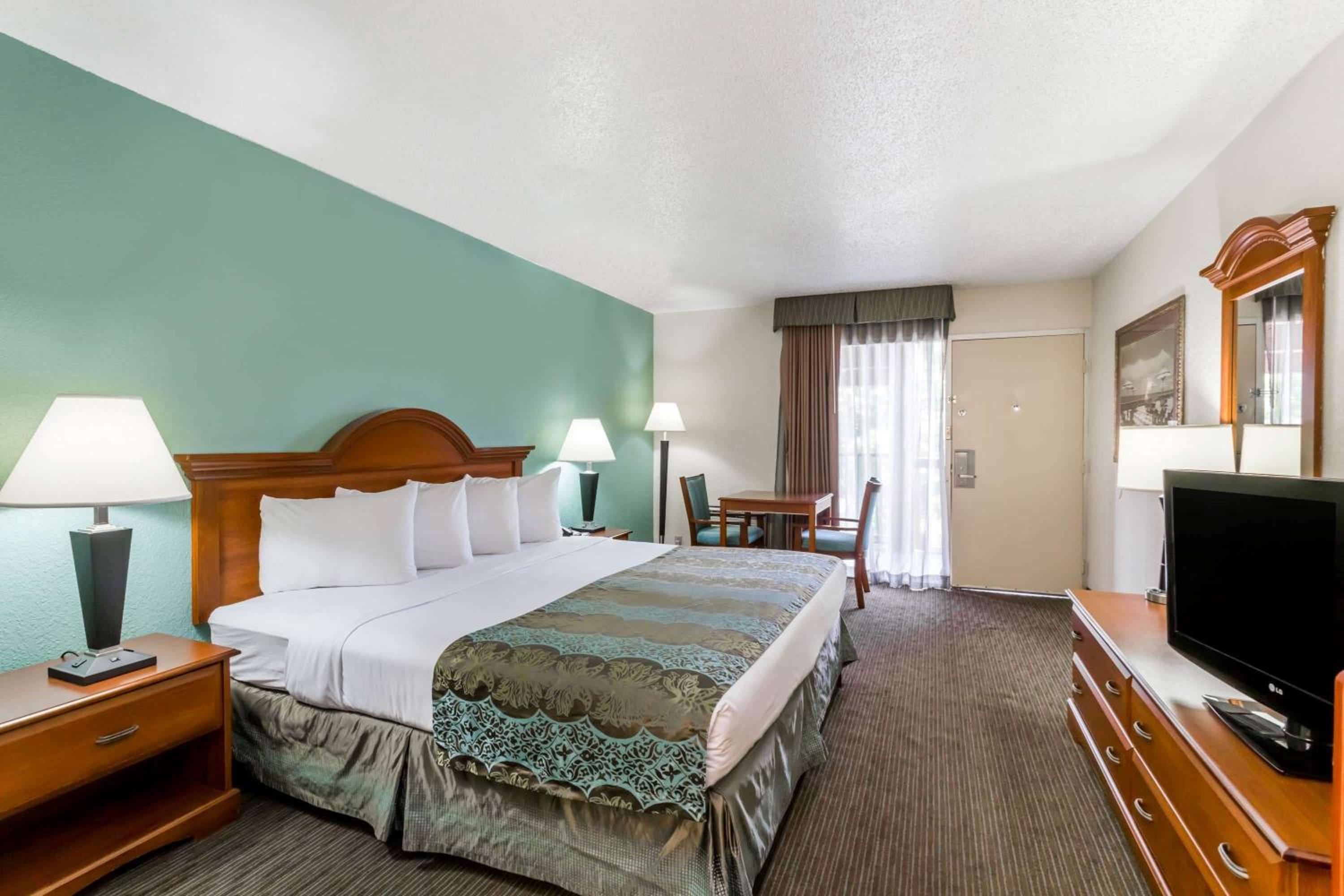 Baymont by Wyndham Sarasota - Property Image 9
