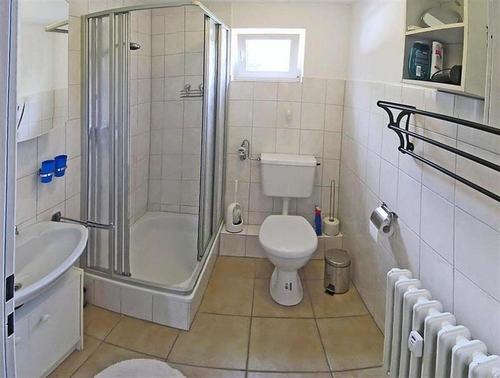 Haus Gode Sünn en Tating — bathroom