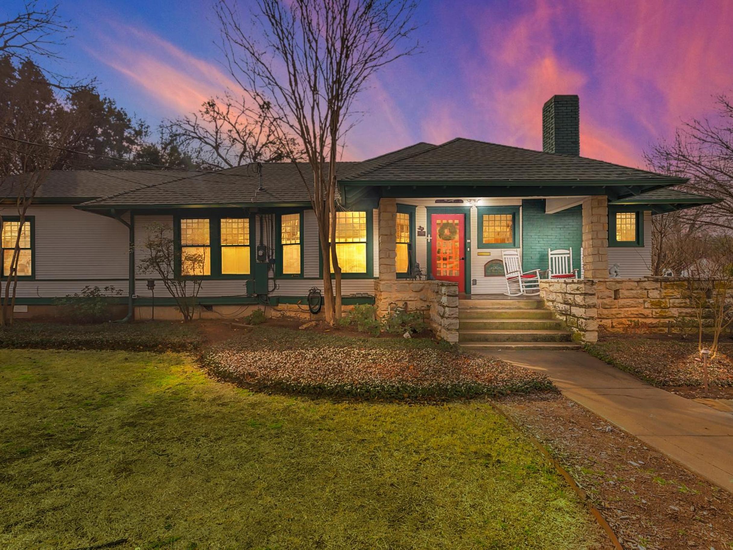 Glen Rose Vacations - Granbury Gardens Bed and Breakfast - Property Image 1