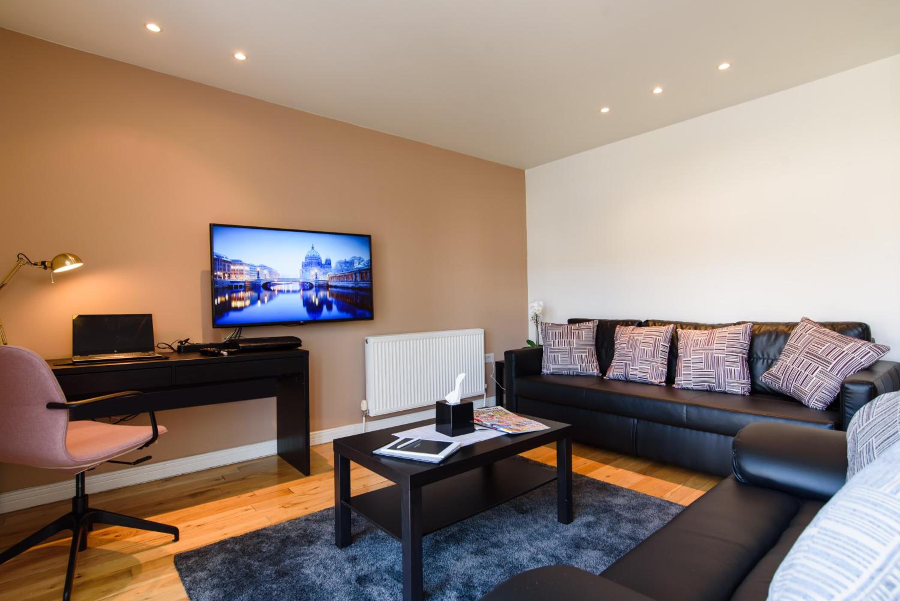 Oakfield Premier Apartments-High Speed WiFi-Smart SelfCheckIn-Central Cardiff Gem view 5