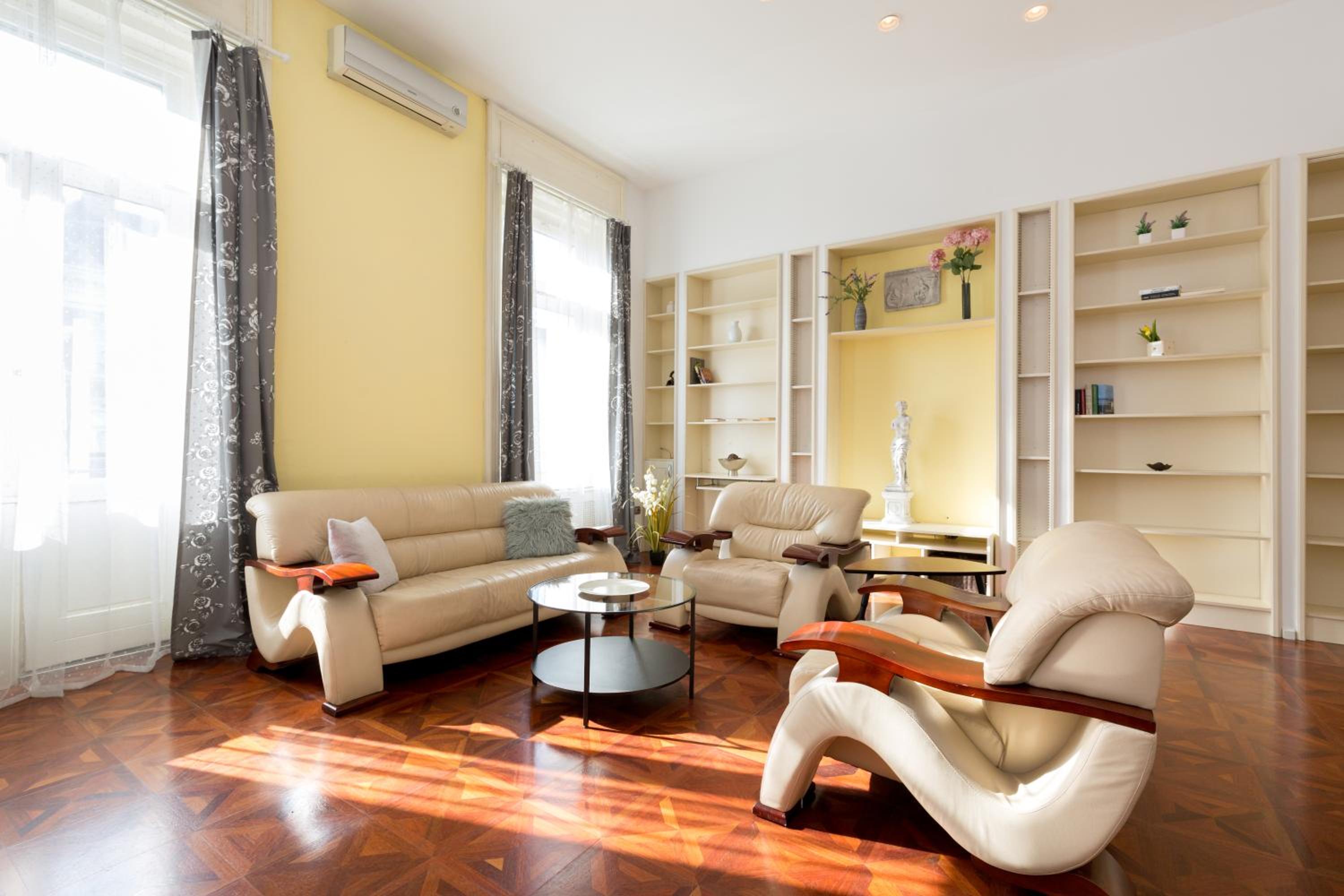 Hotel Luxury central Apartment - Image 1