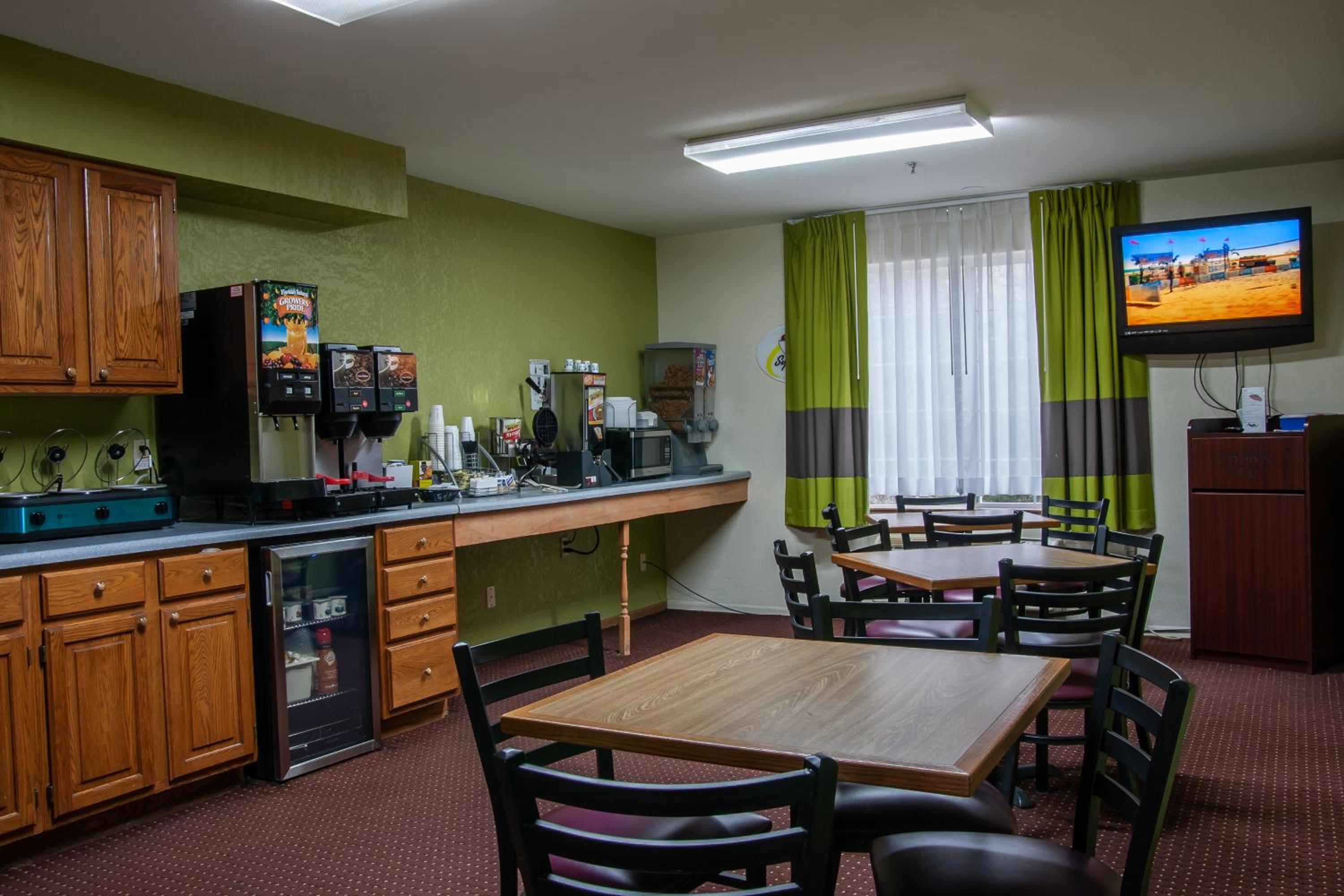 Super 8 by Wyndham Arkansas City KS view 4