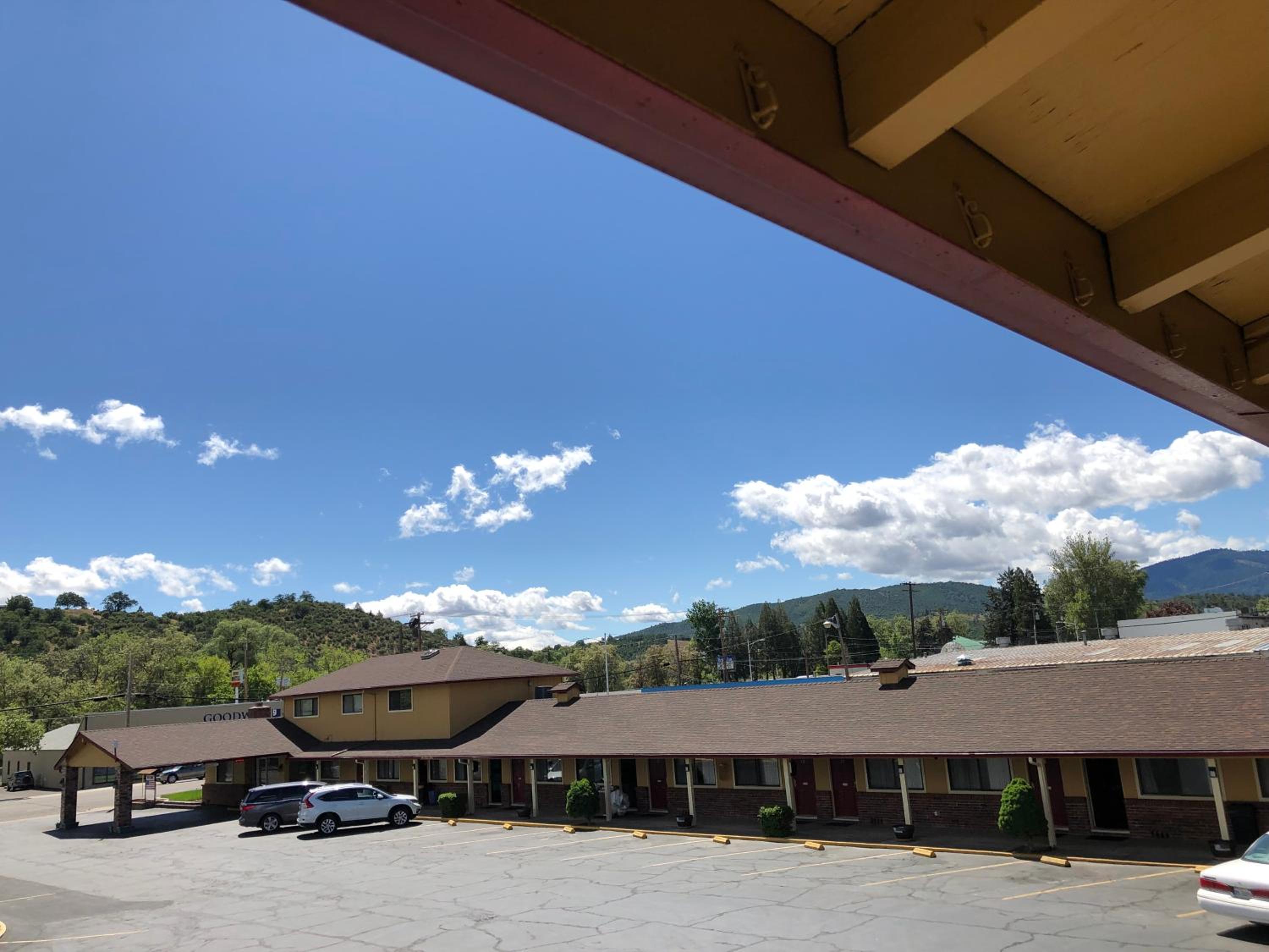 Yreka Vacations - Klamath Motor Lodge - Property Image 2