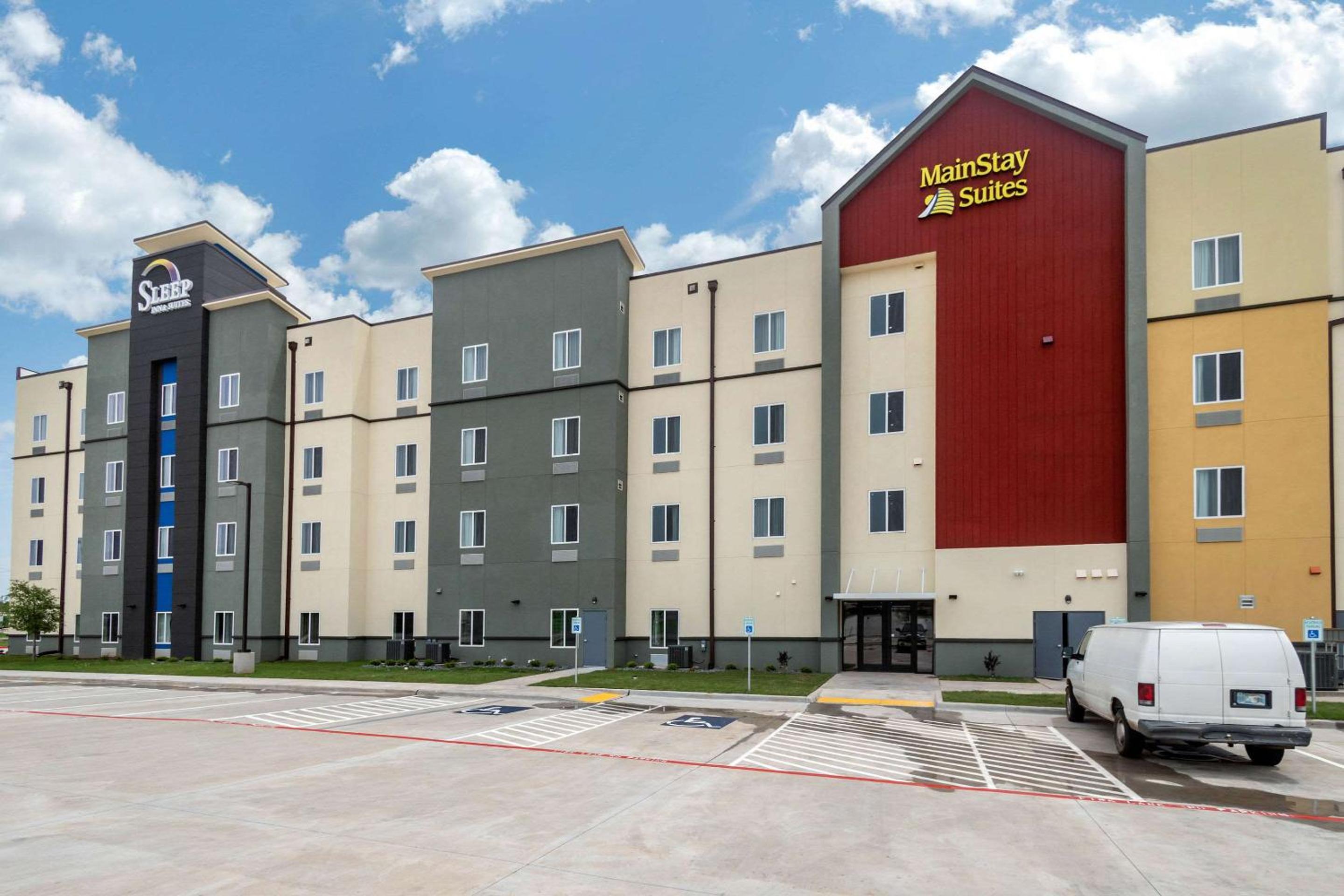 Hotel MainStay Suites Bricktown - near Medical Center - Image 1