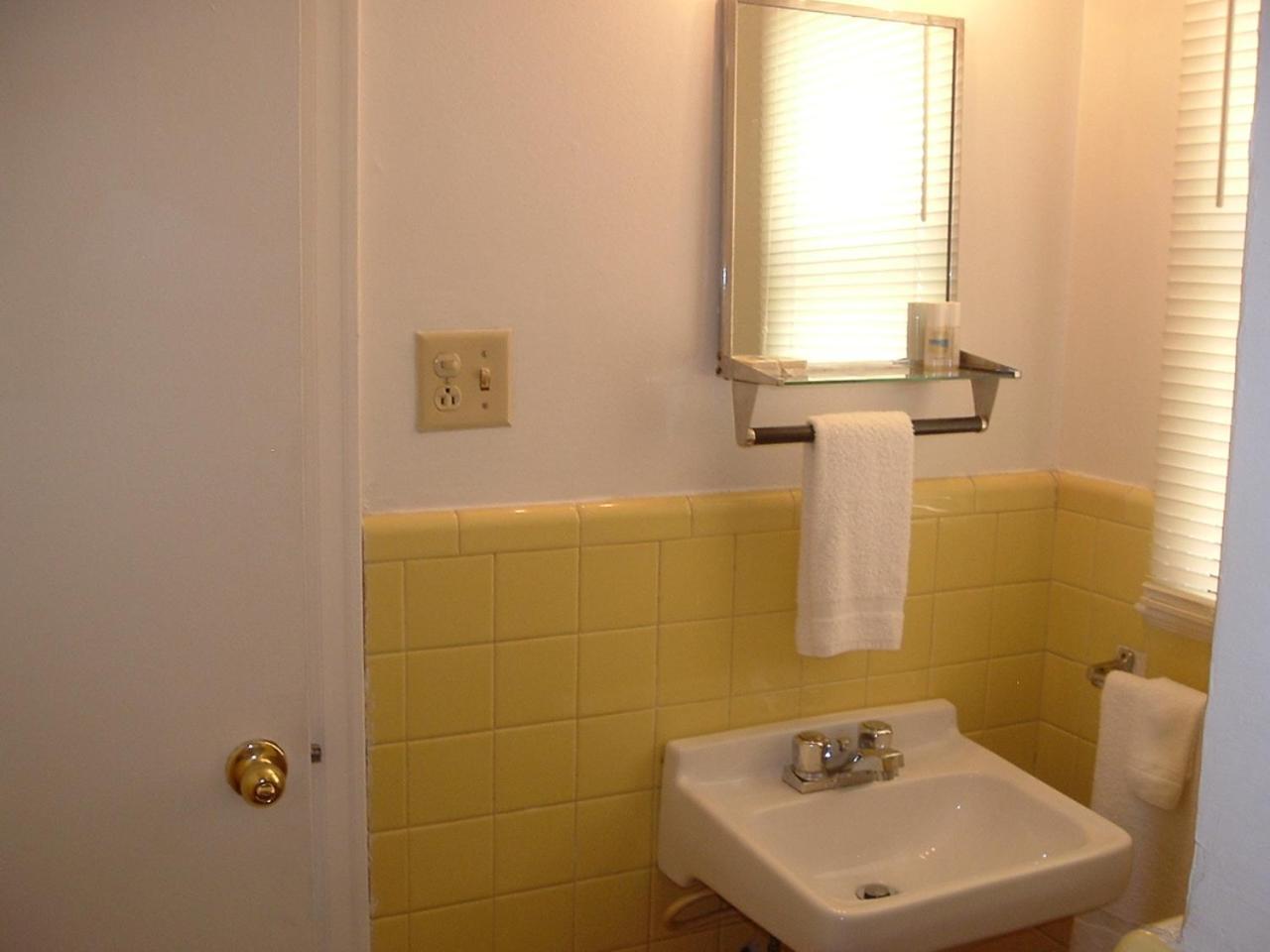 Fels Three Crown Motel