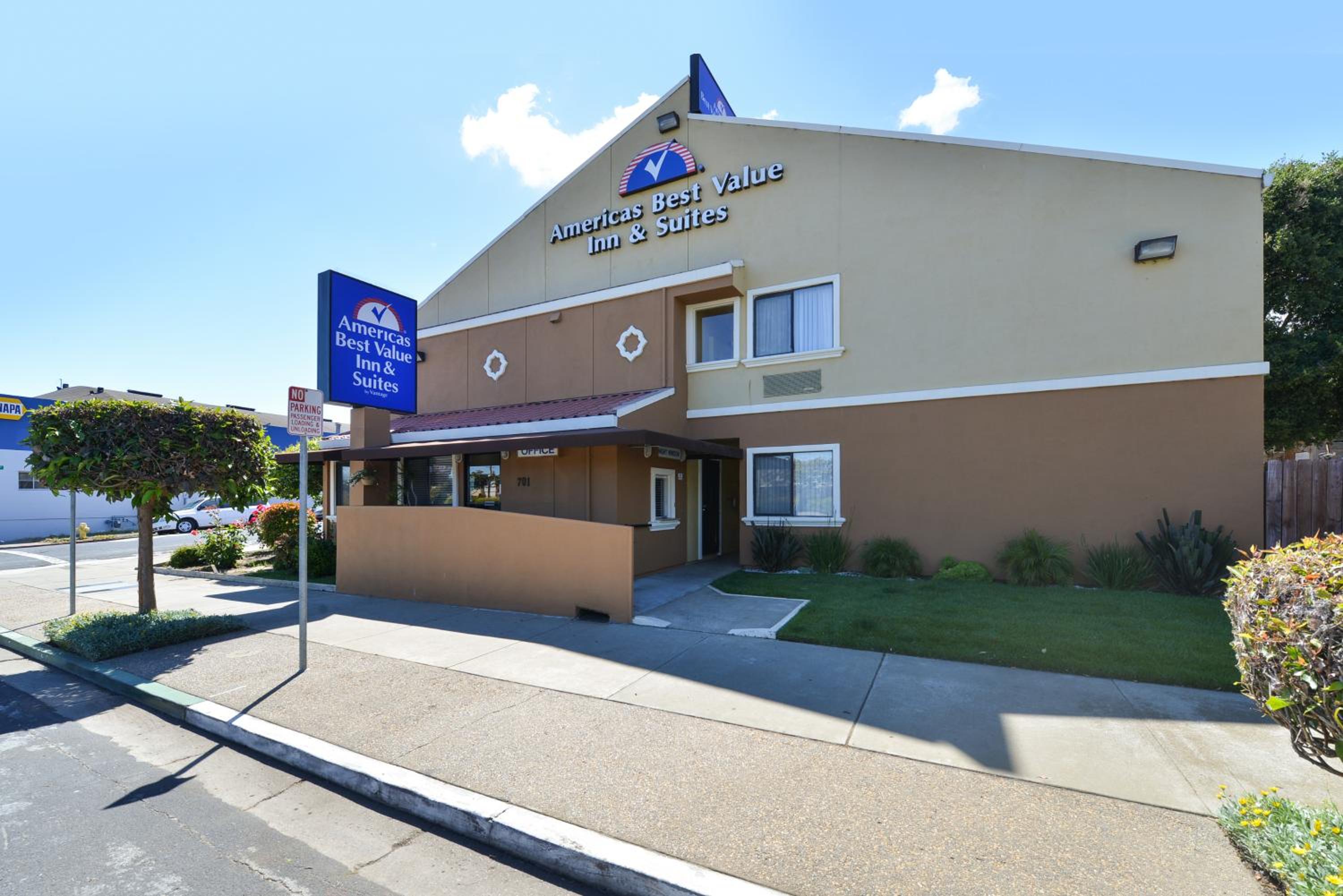 Newark Vacations - Inn by the sfo - Property Image 1