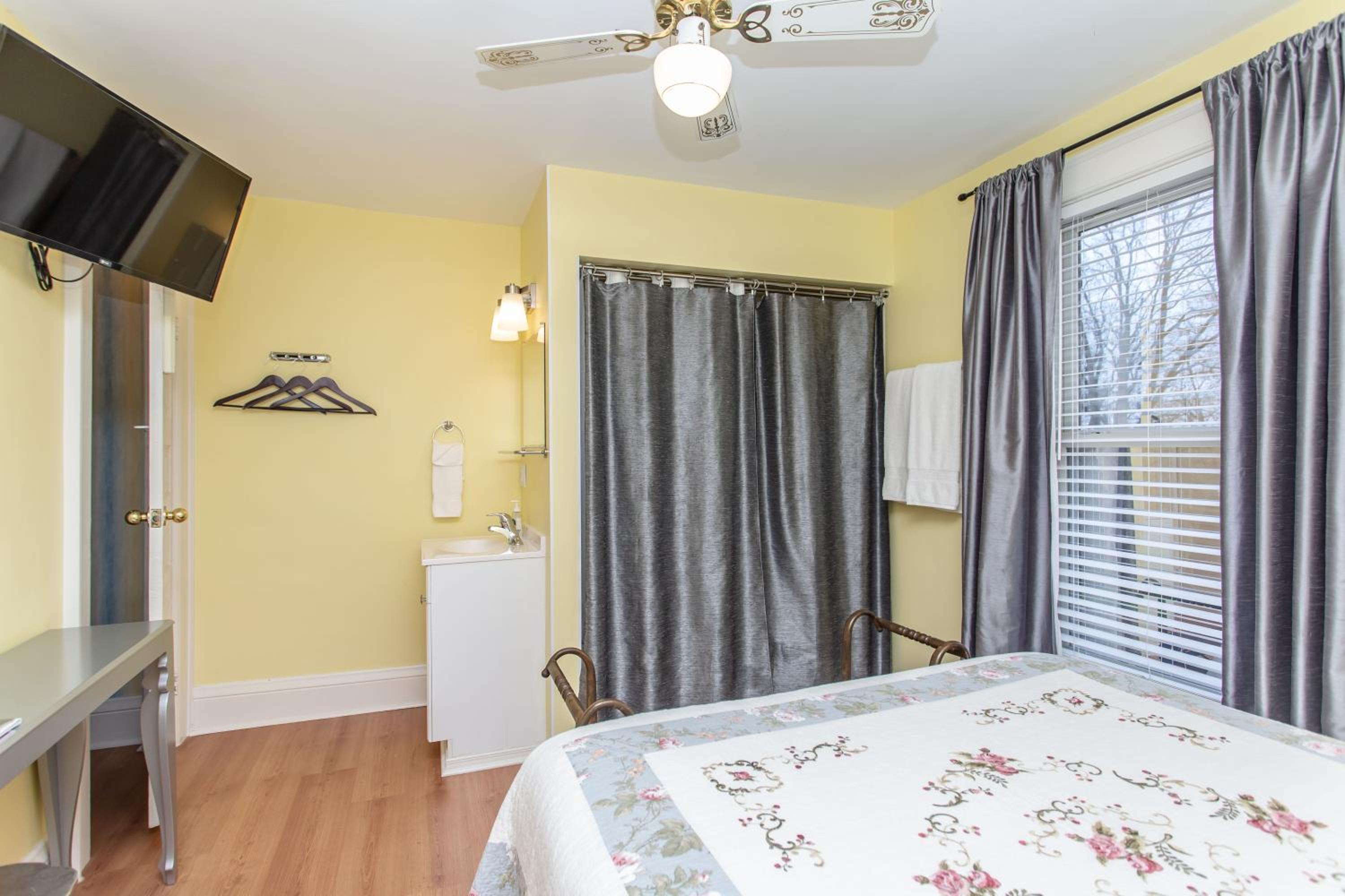 Ambiance By The Falls B&B