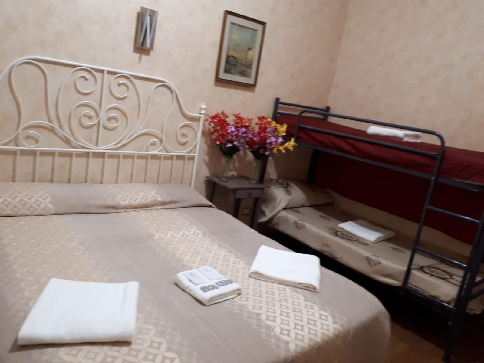 Botel Inn en Rome — hotel room