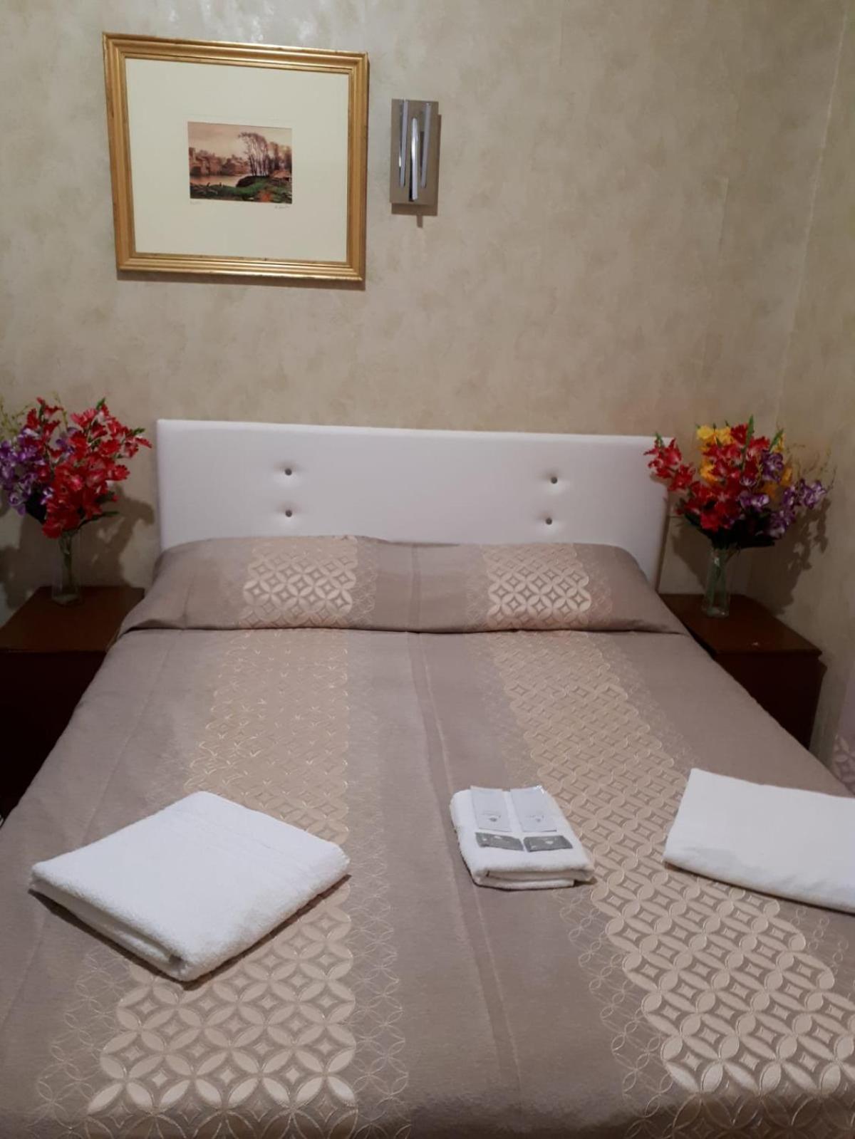Botel Inn en Rome — hotel room