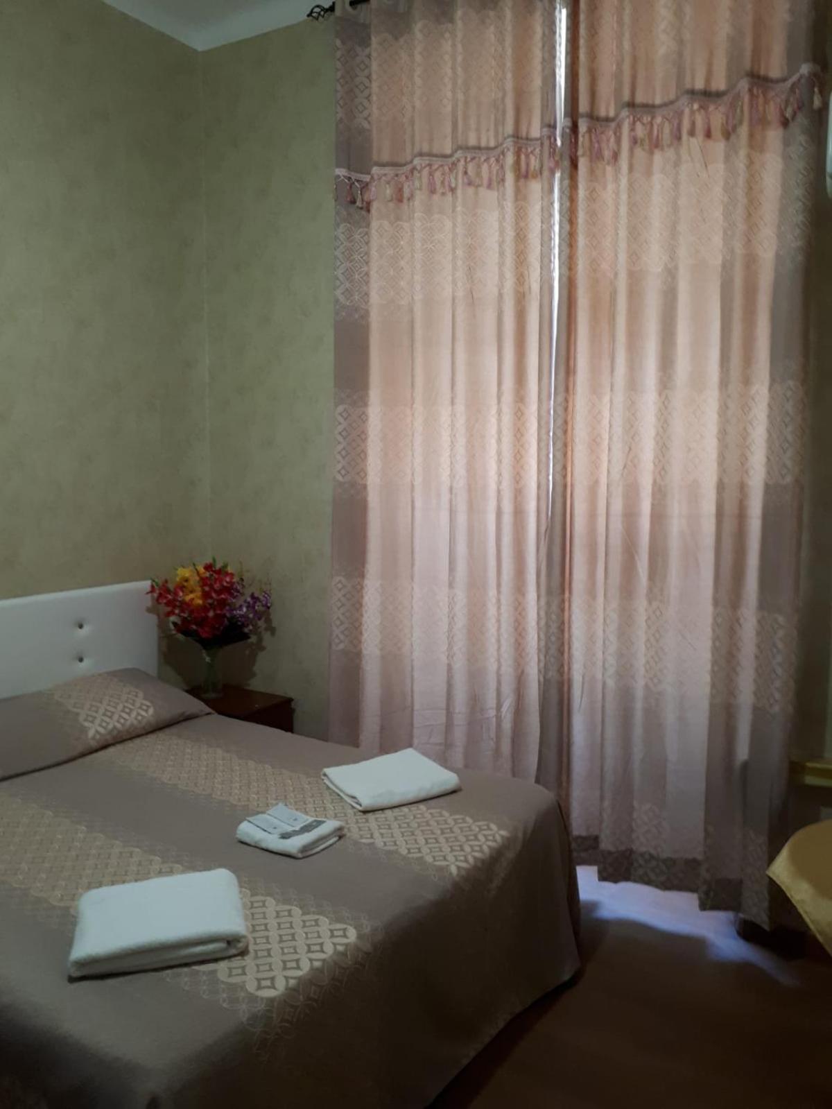 Botel Inn en Rome — hotel room