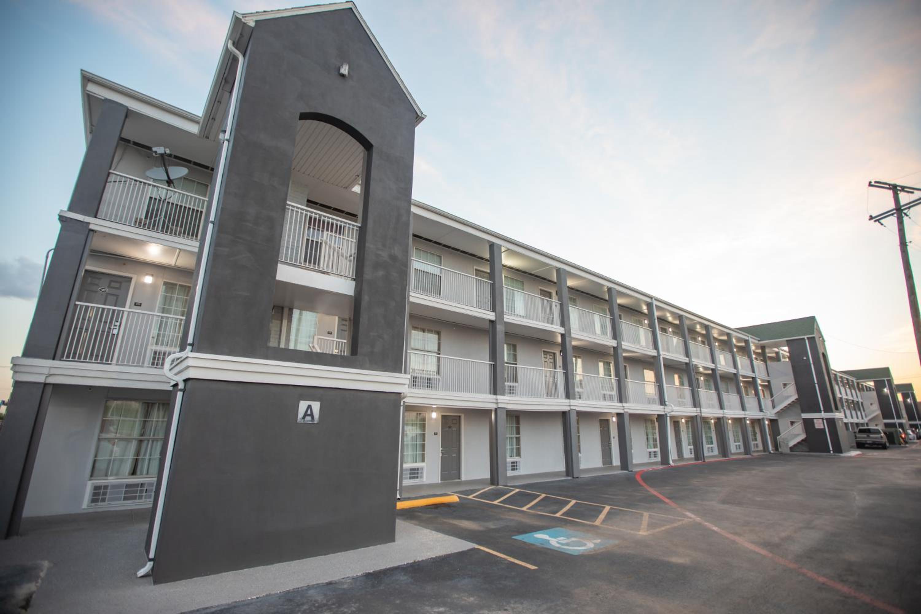 The Crossroads Hotel and Suites Irving view 2