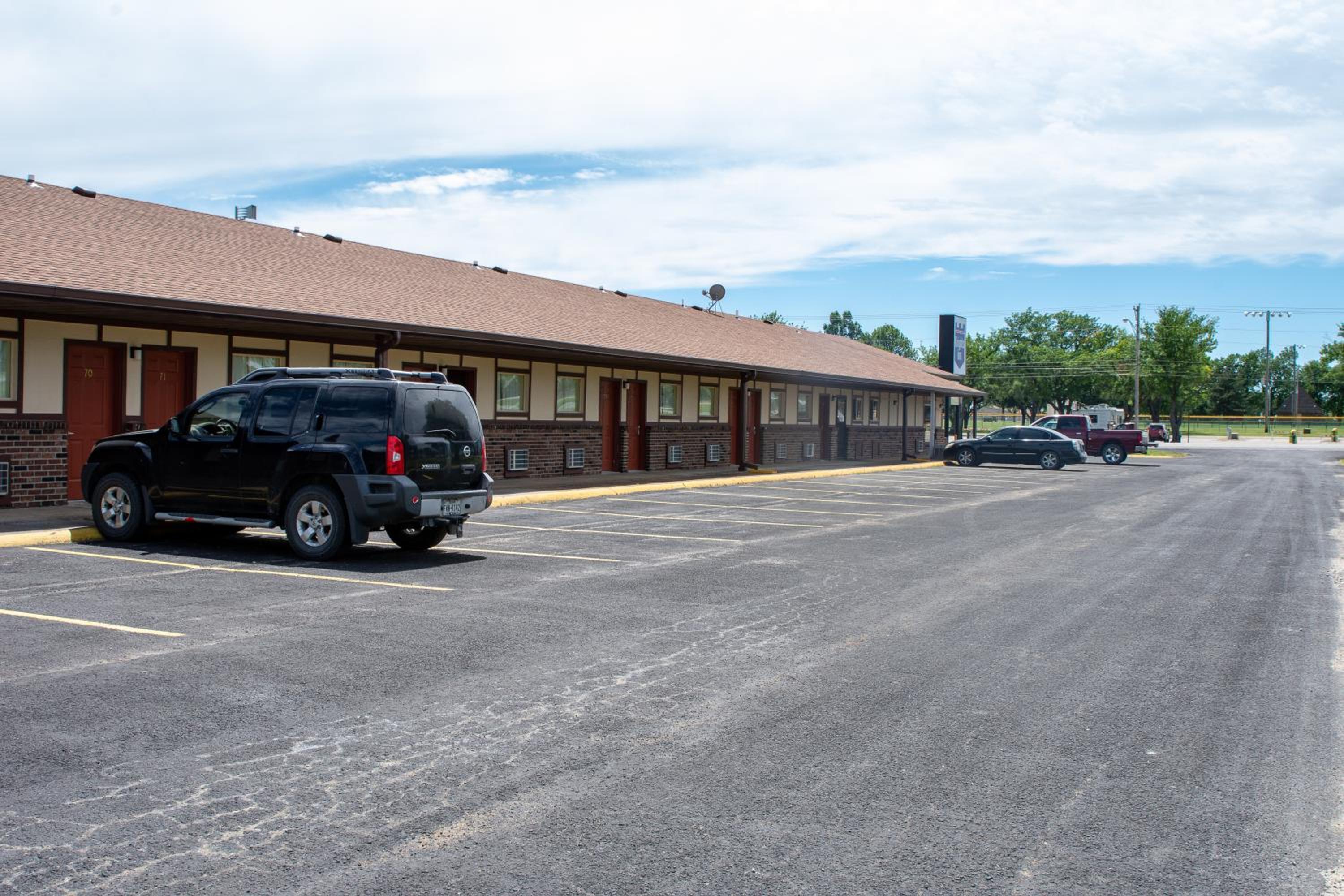 Americas Best Value Inn Chanute view 2