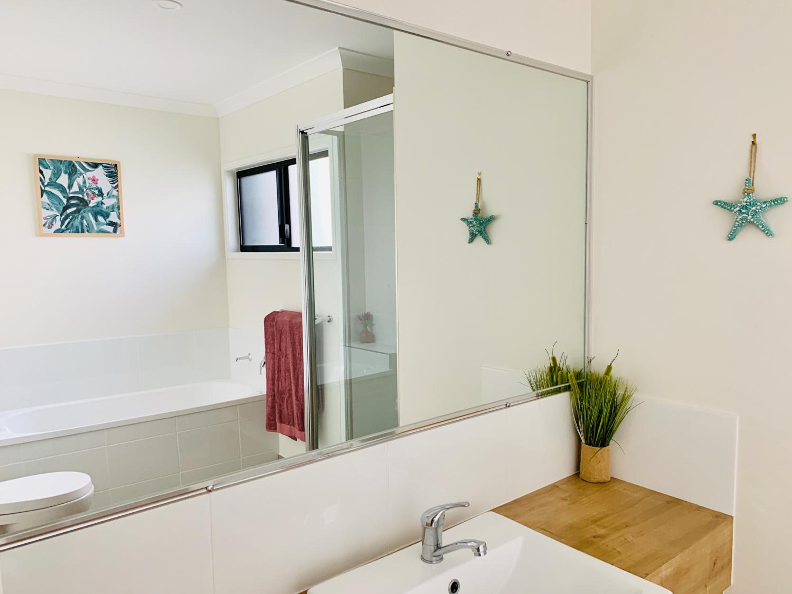 DAYDREAMING Airlie Beach, Water views & only 200m to boardwalk.