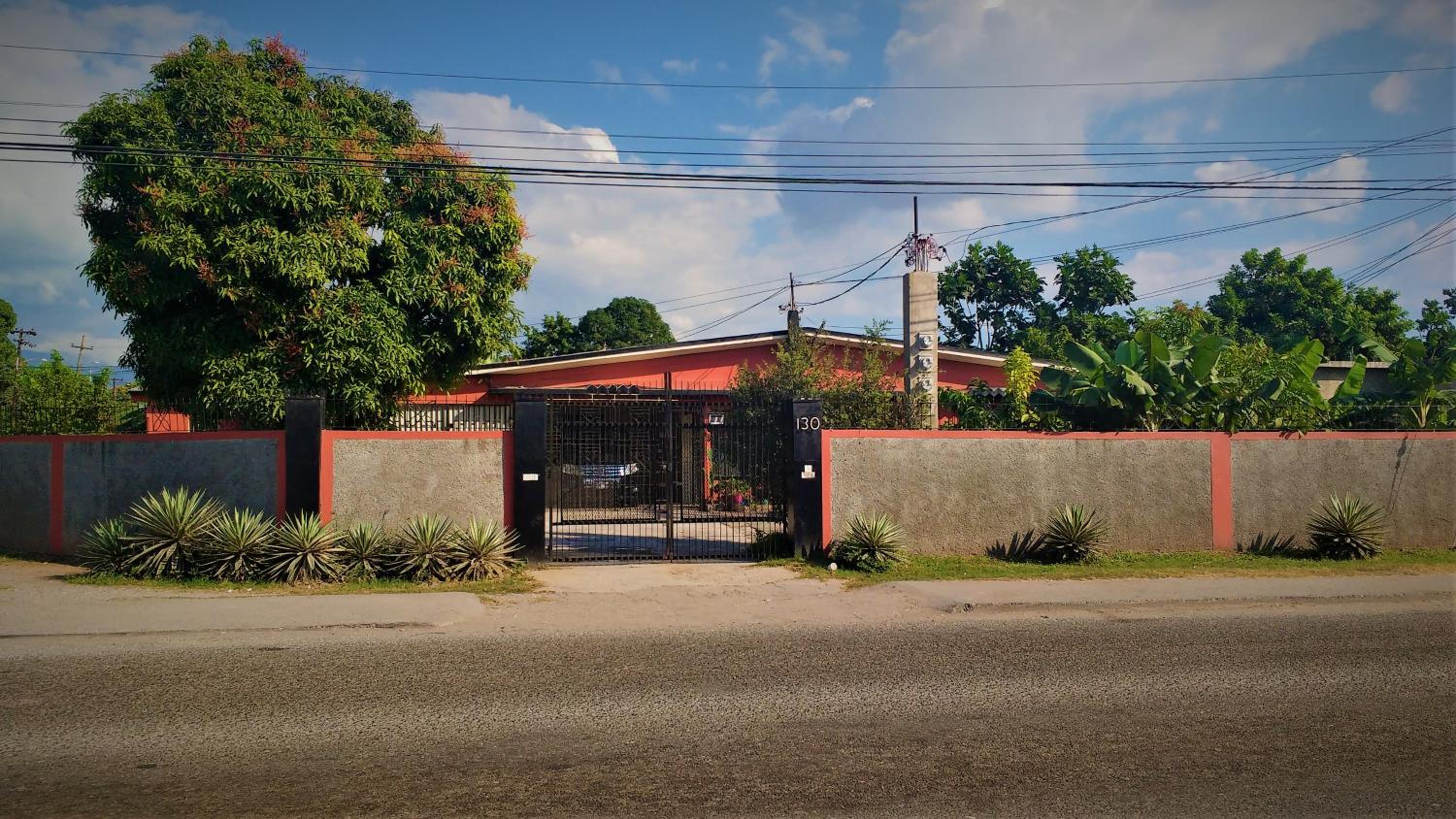 Hotel Yard Style - Image 1