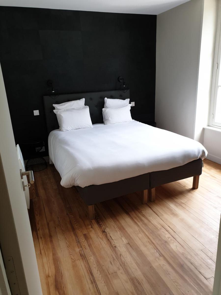 Au Loup Historic Apartments photo 4