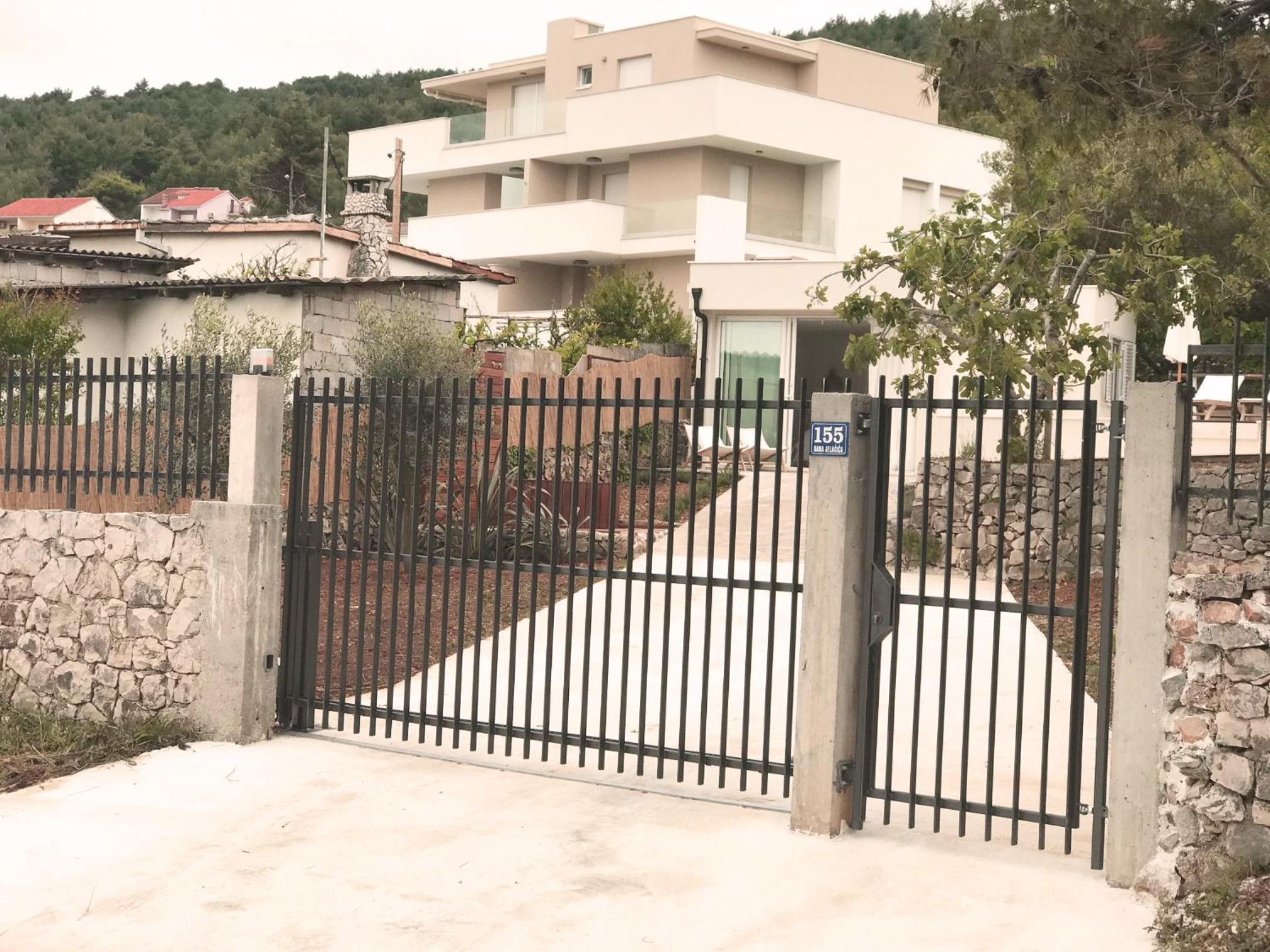 Luxury Family Beach Front Villa - SUNDAY BEACH HOUSE view 4