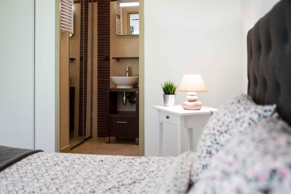 Chic Appartement avec Terrasse, Parking Privatif view 4