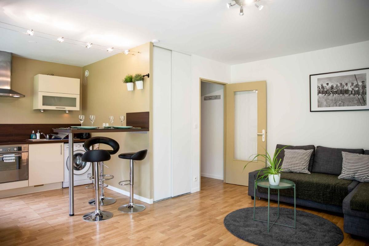 Chic Appartement avec Terrasse, Parking Privatif view 2