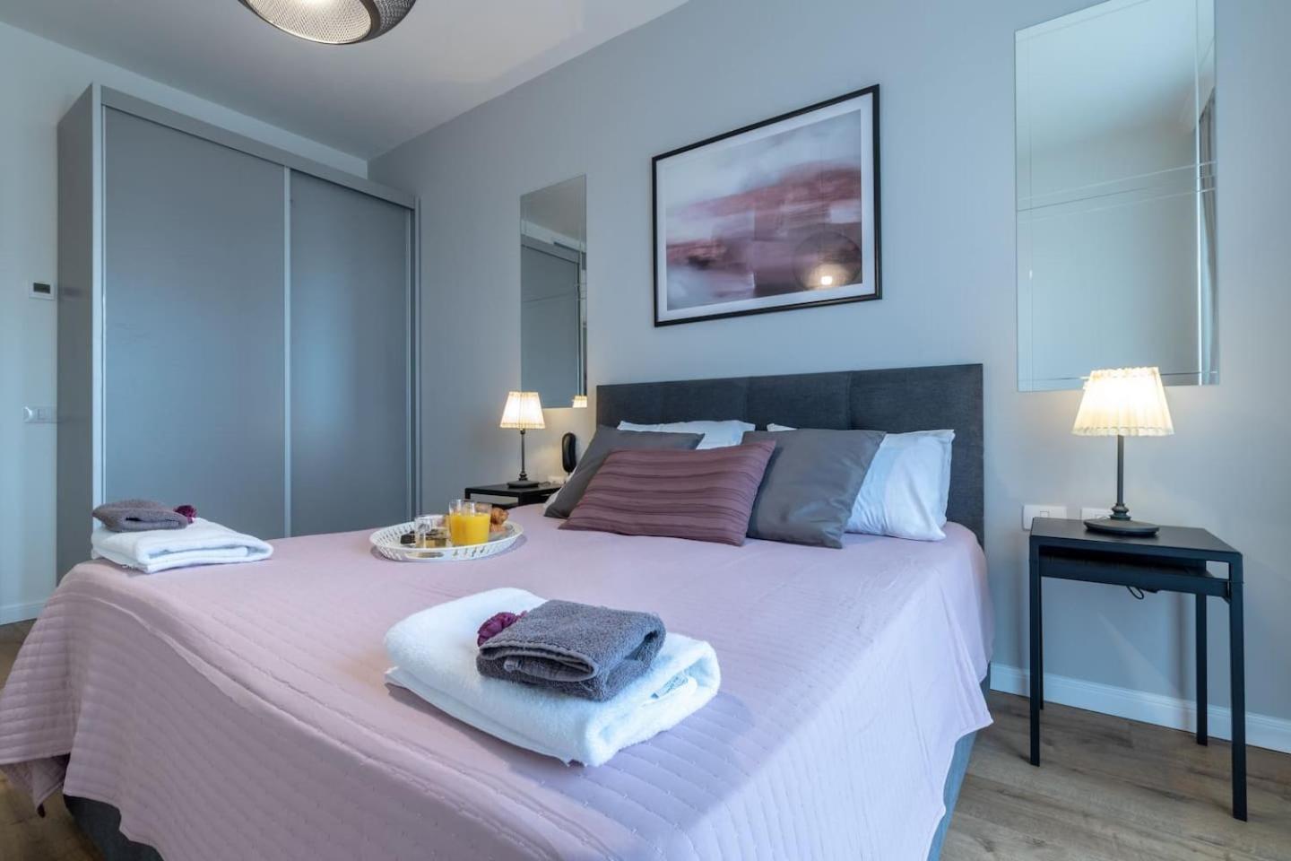 Stylish 1 bedroom in city center view 2