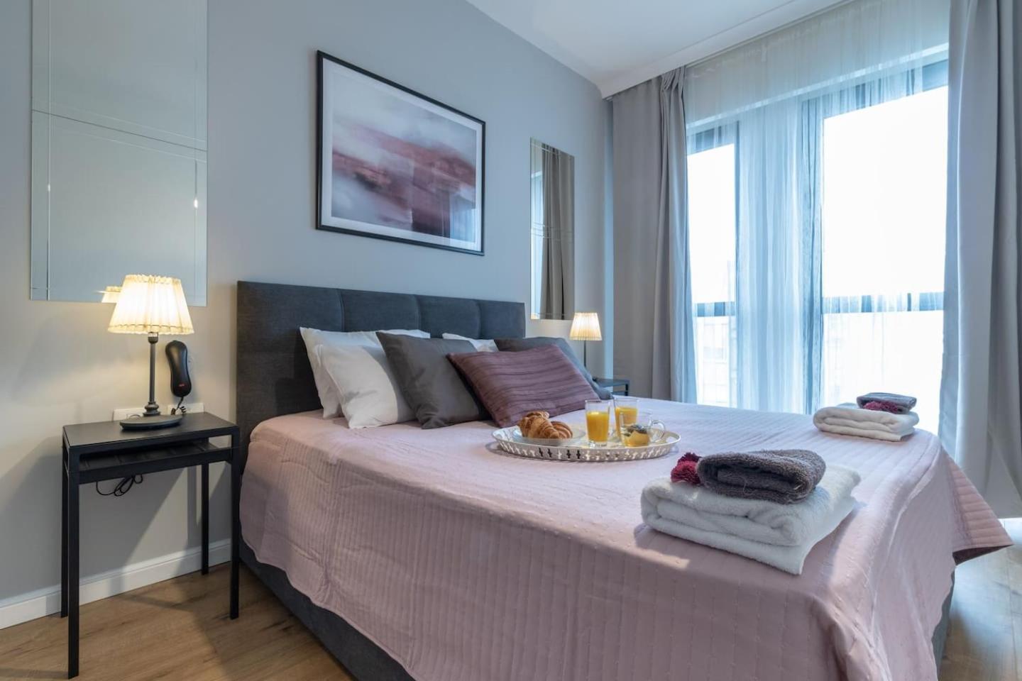 Stylish 1 bedroom in city center view 4