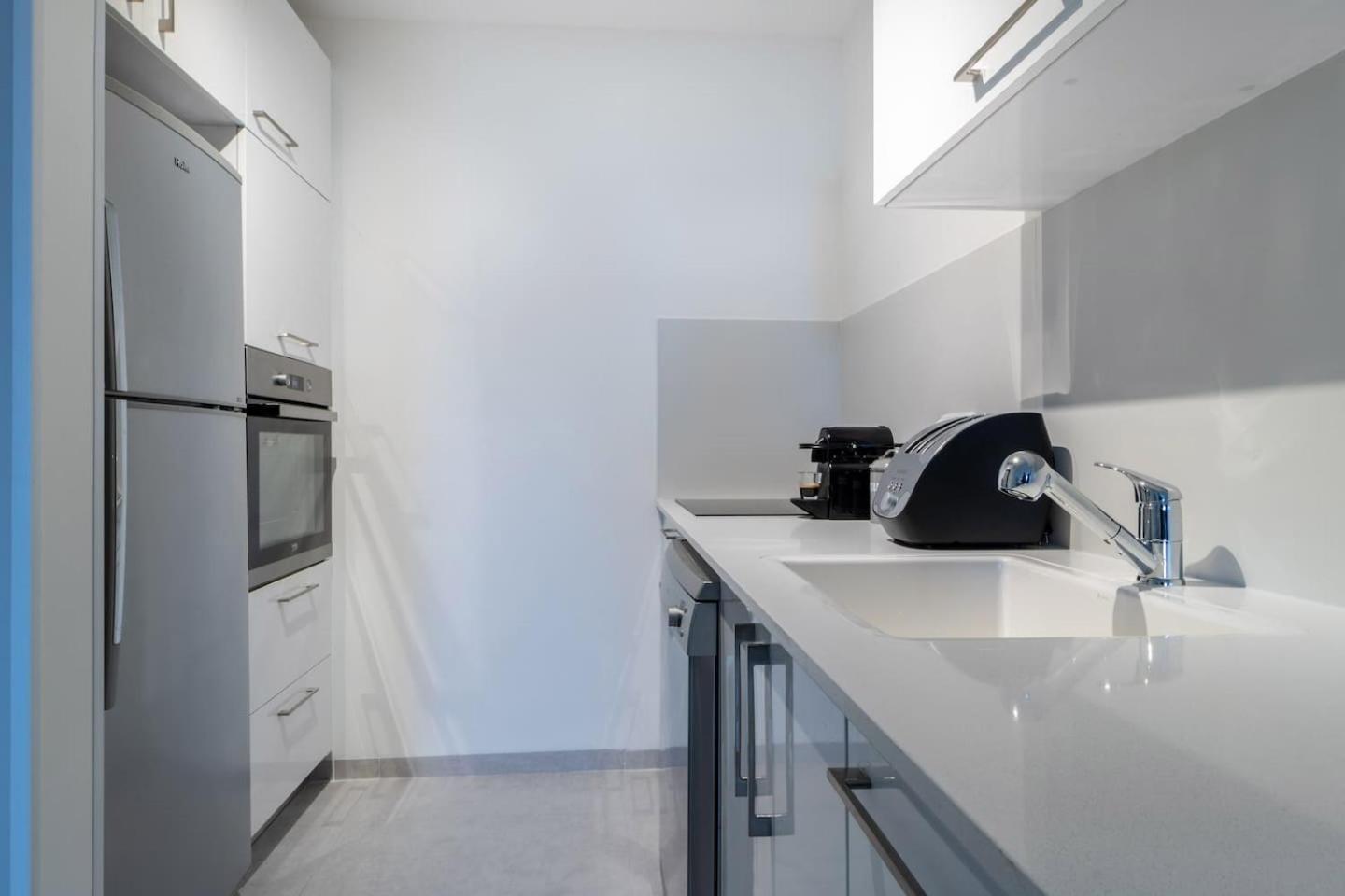 Stylish 1 bedroom in city center view 5