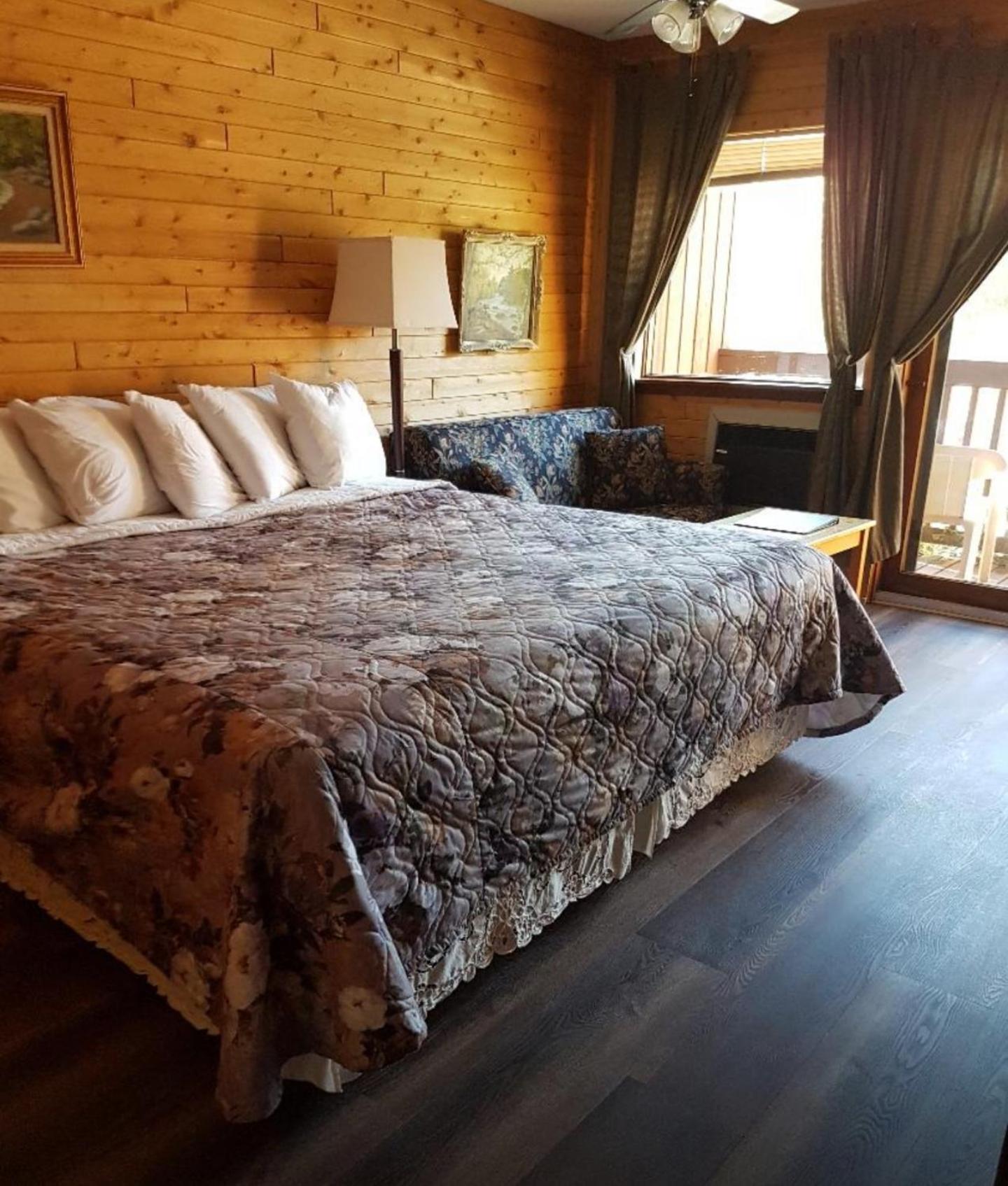 Westwind Inn on the Lake