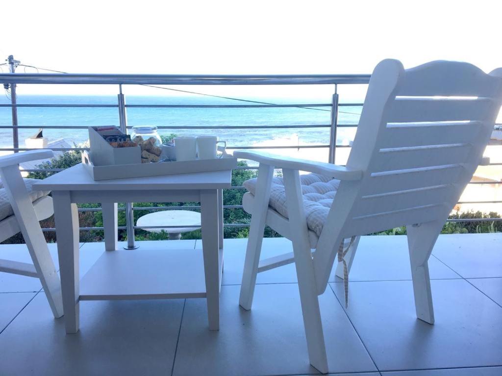Vermont Hermanus - views, sunny, right on the sea