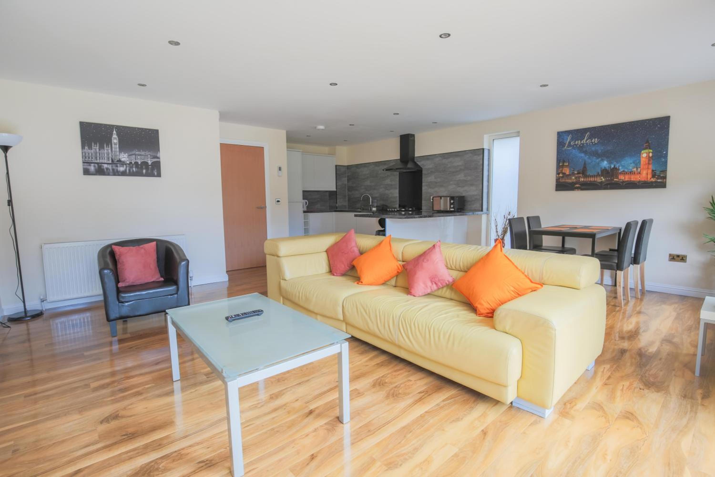 Stylish Modern Newly Built Apartment 15 min From City Centre view 4