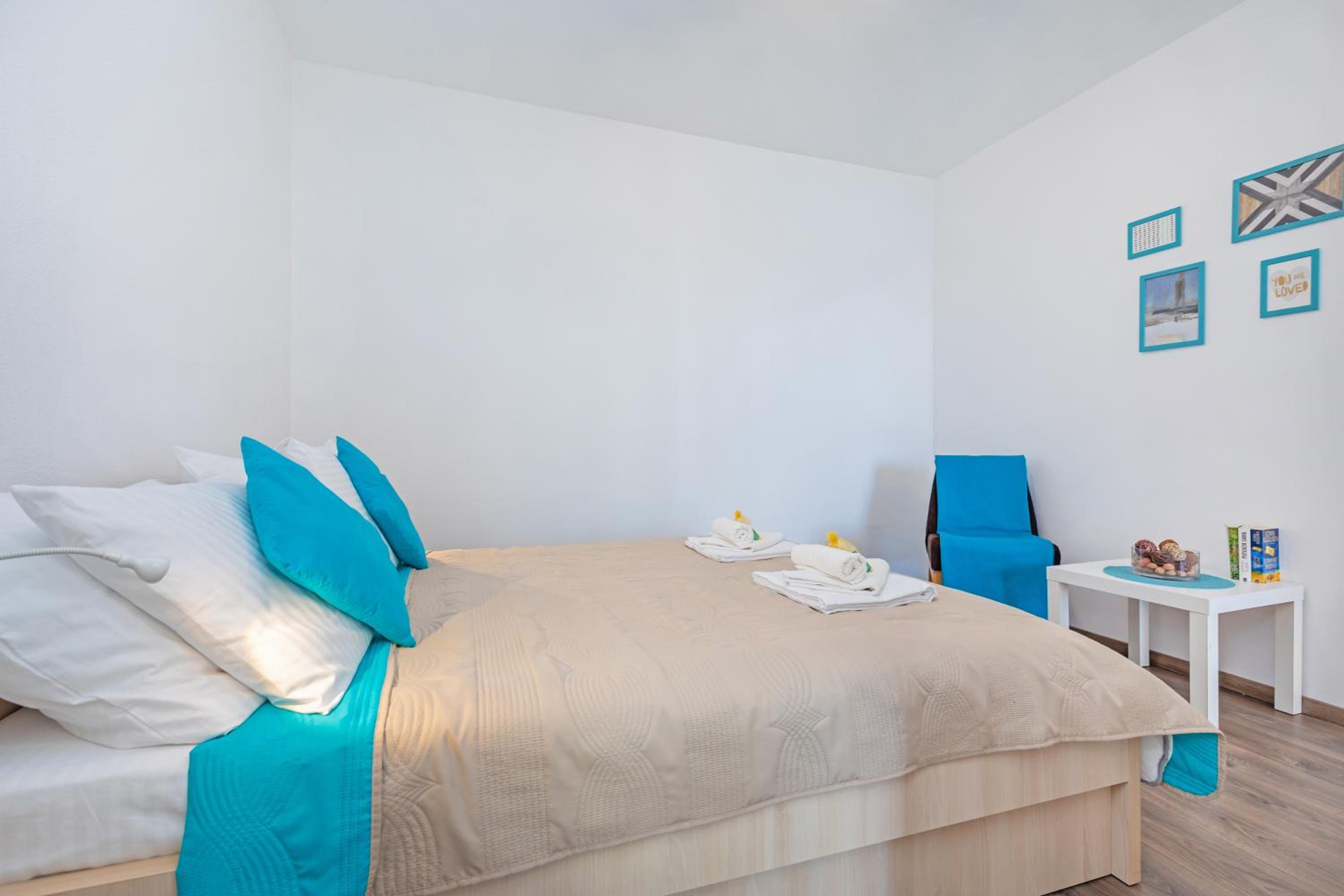 Apartmani D & J with Heated Pool & Stunning Sea View