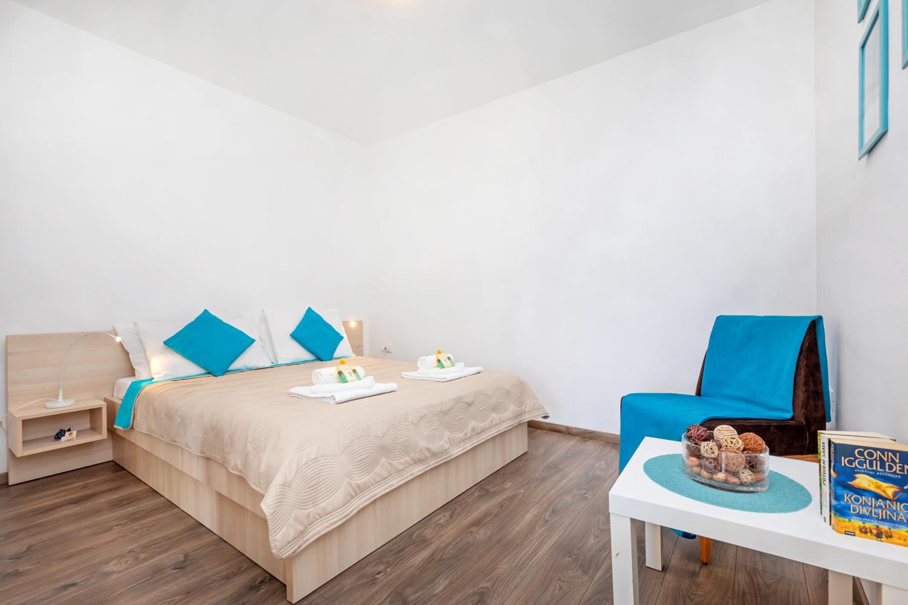 Apartmani D & J with Heated Pool & Stunning Sea View