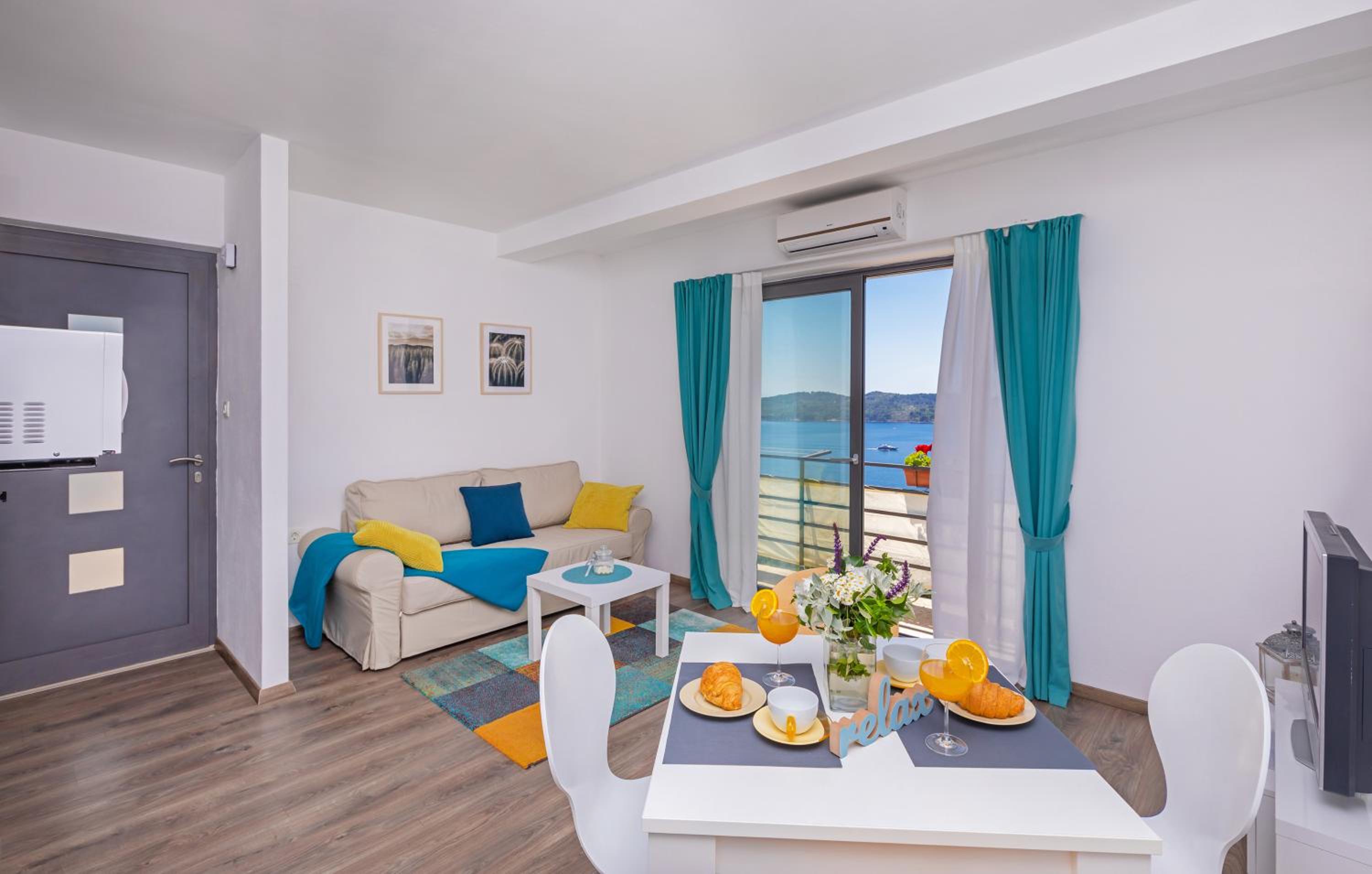 Apartmani D & J with Heated Pool & Stunning Sea View