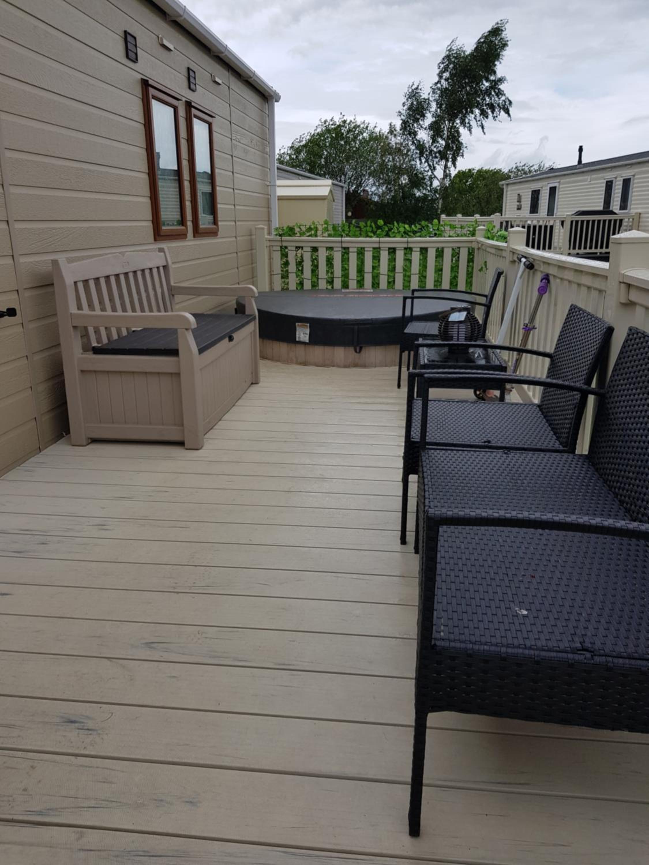 Mini lodge hot tub hols at Kingfisher Court view 2