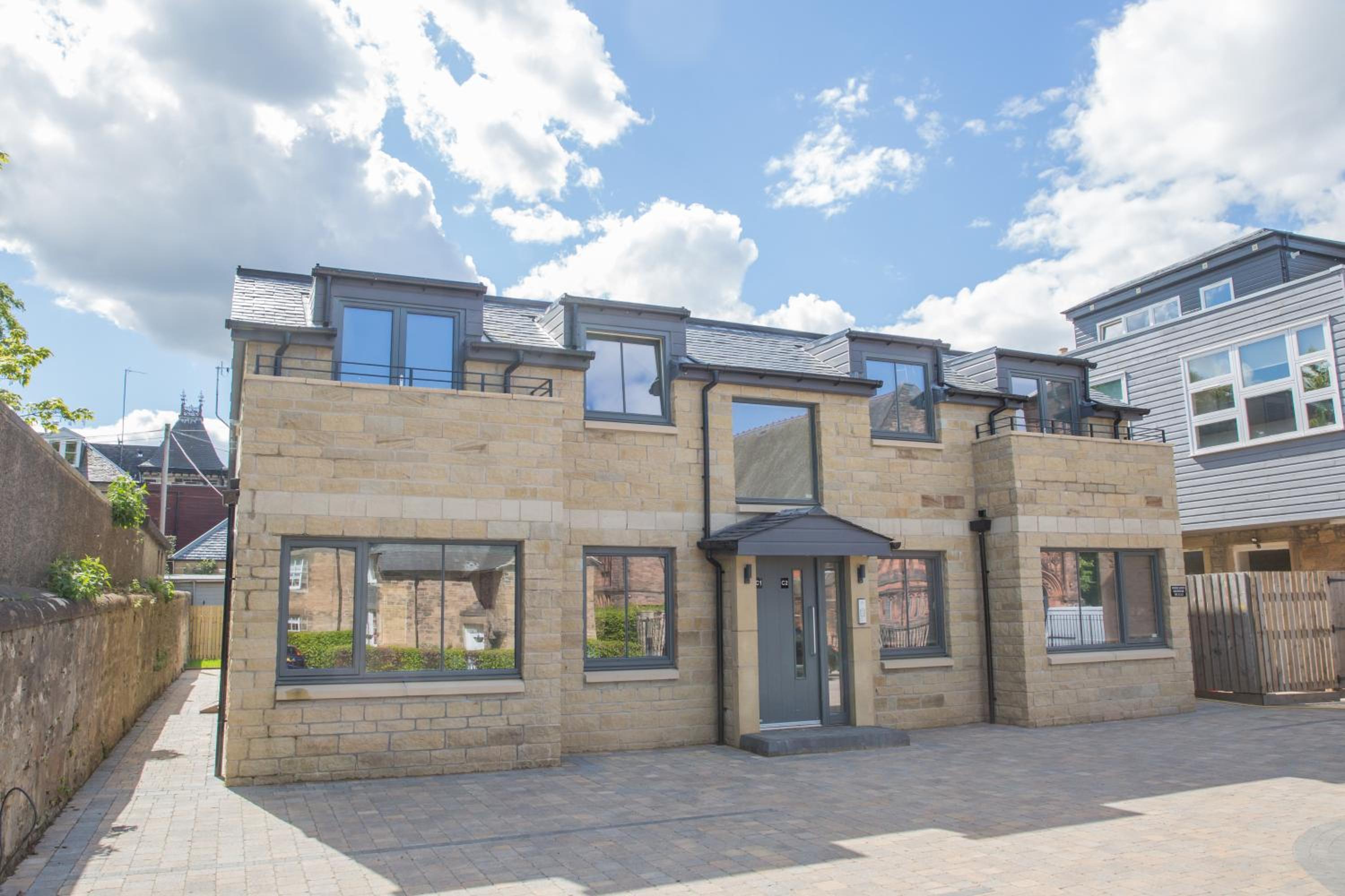 Stylish Modern Newly Built Apartment 15 min From City Centre view 2