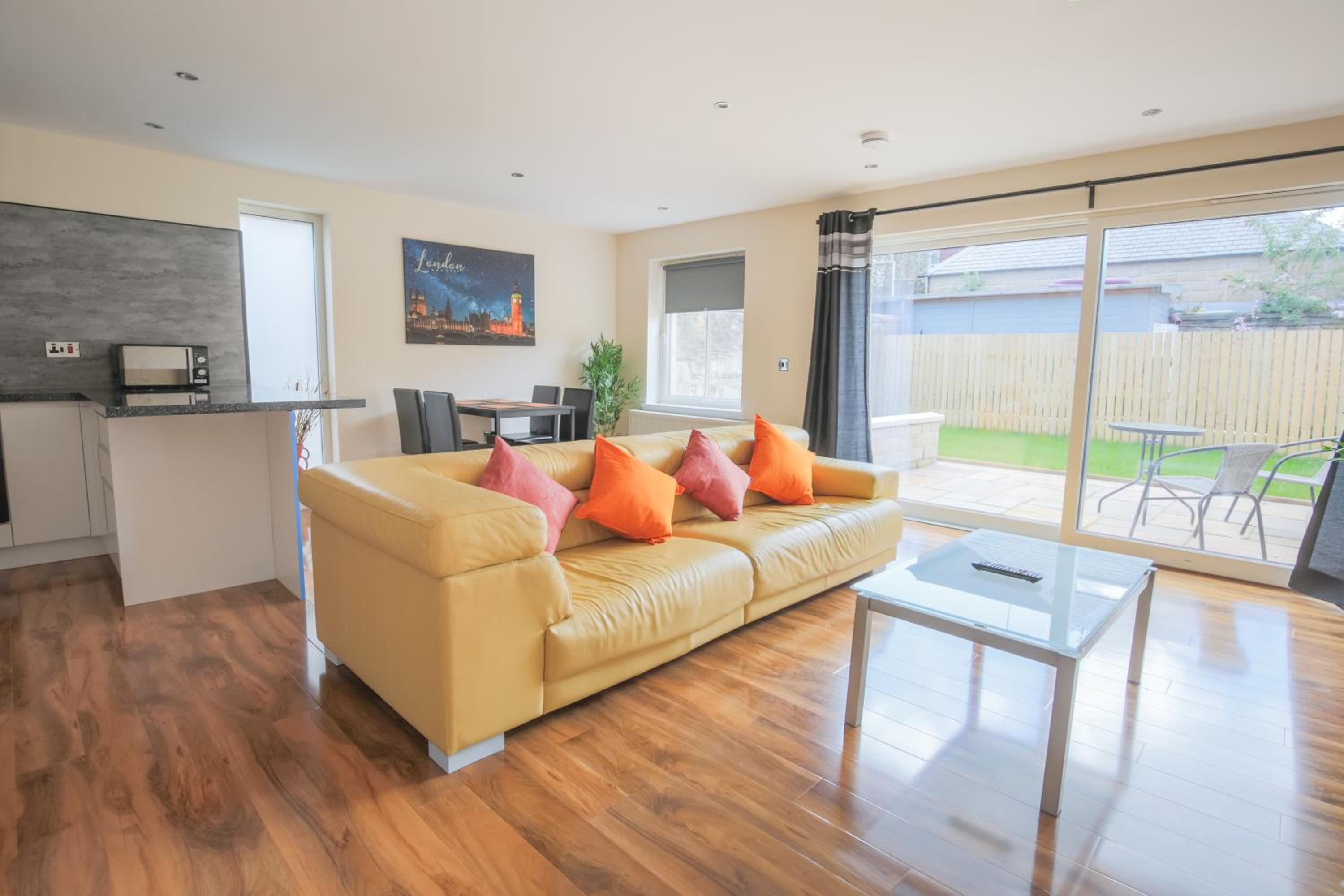Stylish Modern Newly Built Apartment 15 min From City Centre view 5