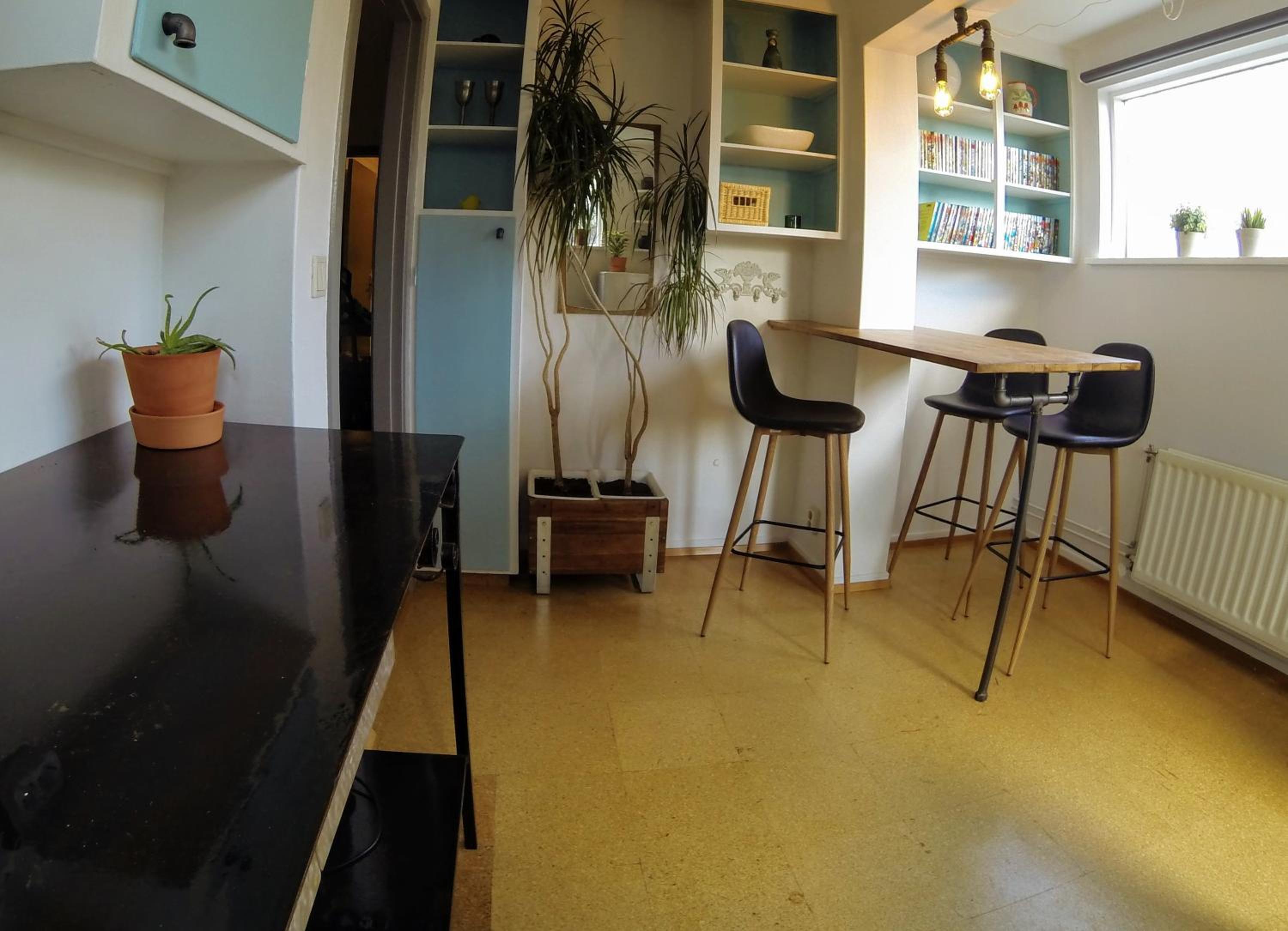 Skjolbraut - Cozy apartment - Central location - Free parking - Close to a public swimming pool and Sky Lagoon view 2