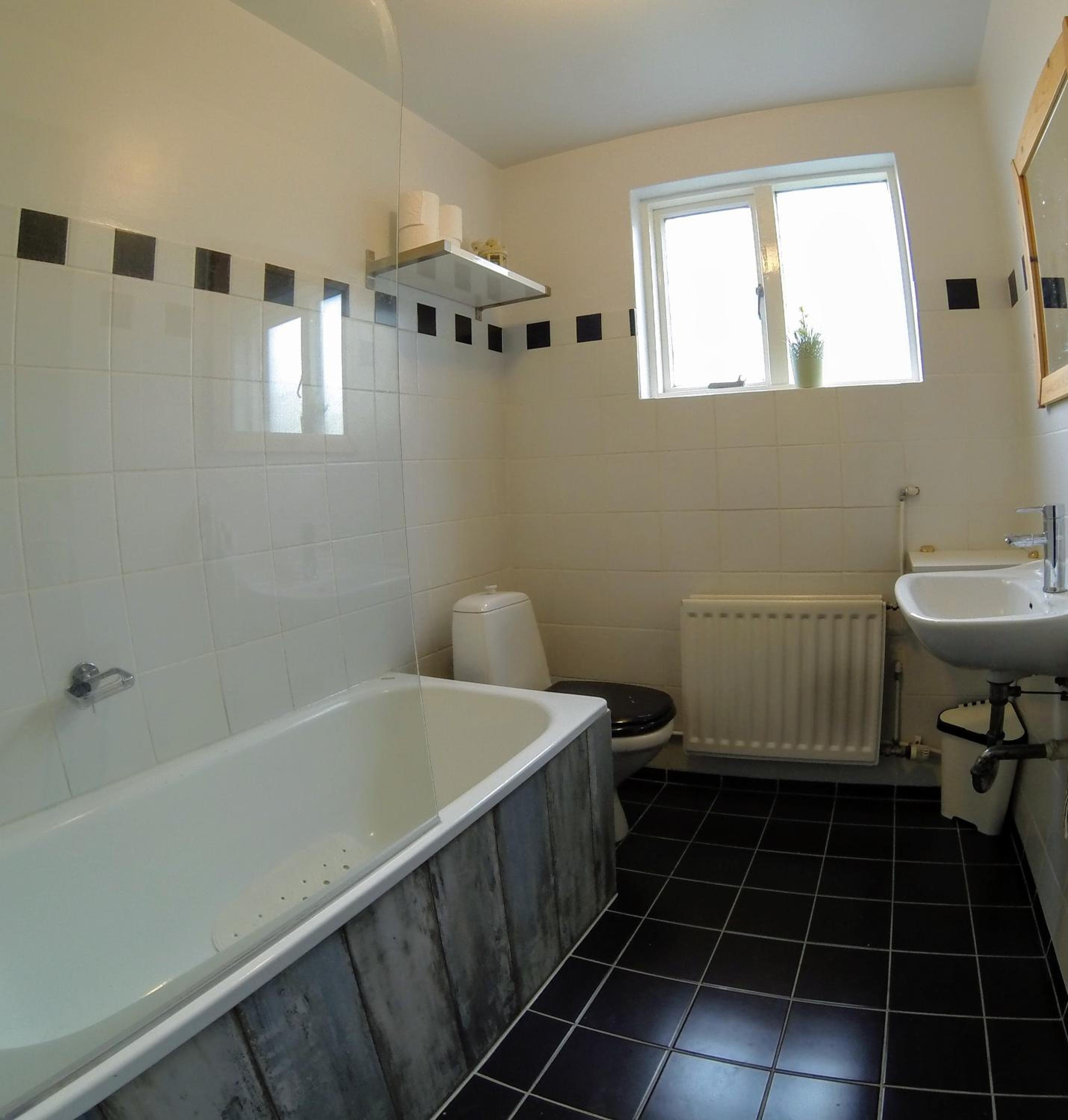 Skjolbraut - Cozy apartment - Central location - Free parking - Close to a public swimming pool and Sky Lagoon view 5