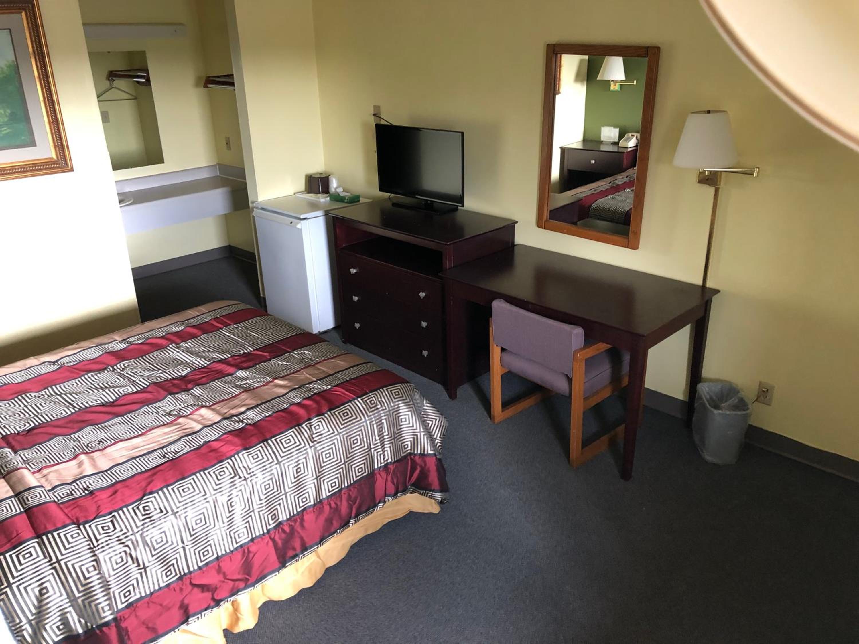 Bloomington Vacations - Salt Creek Inn - Property Image 5