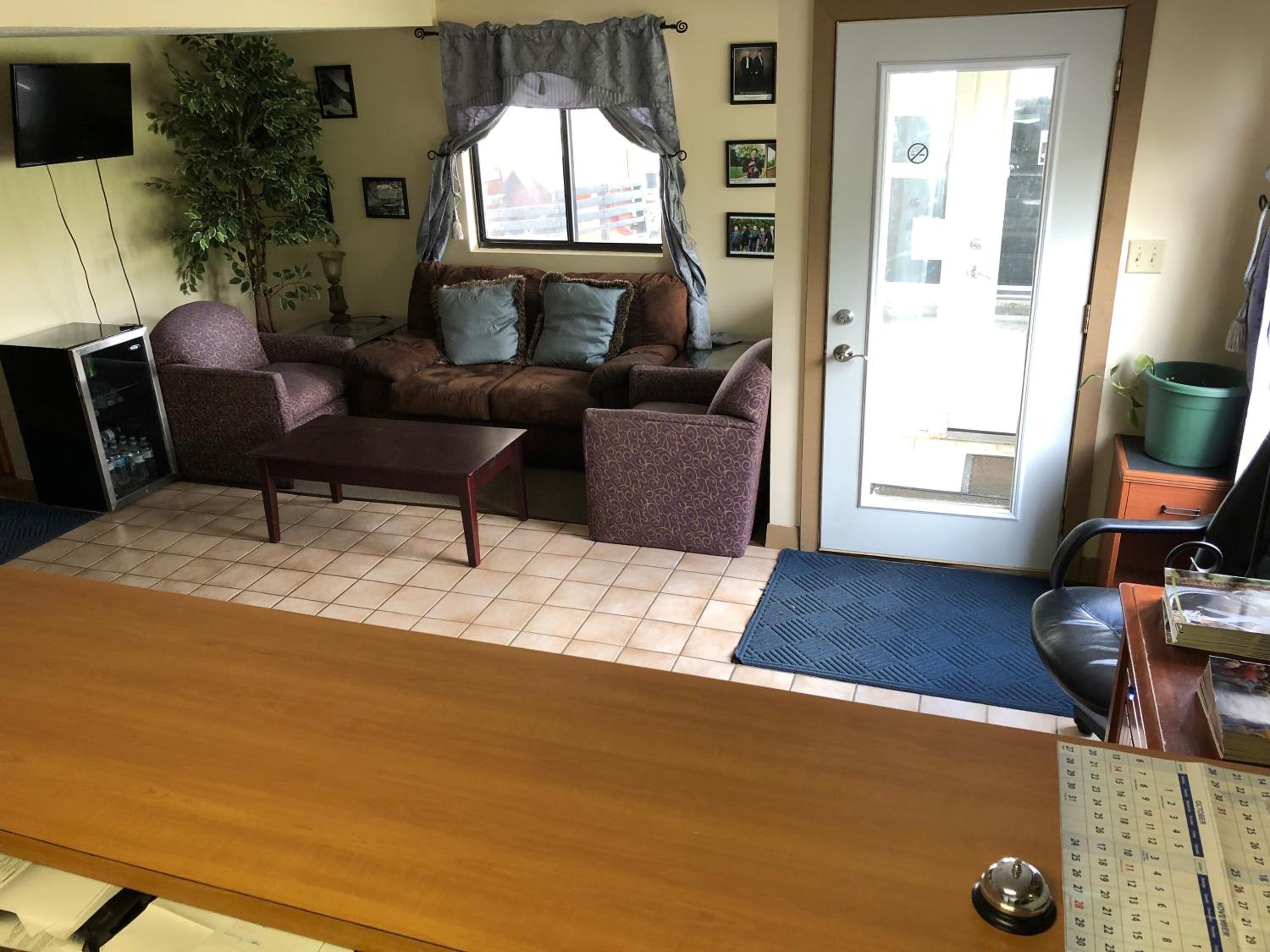 Bloomington Vacations - Salt Creek Inn - Property Image 2