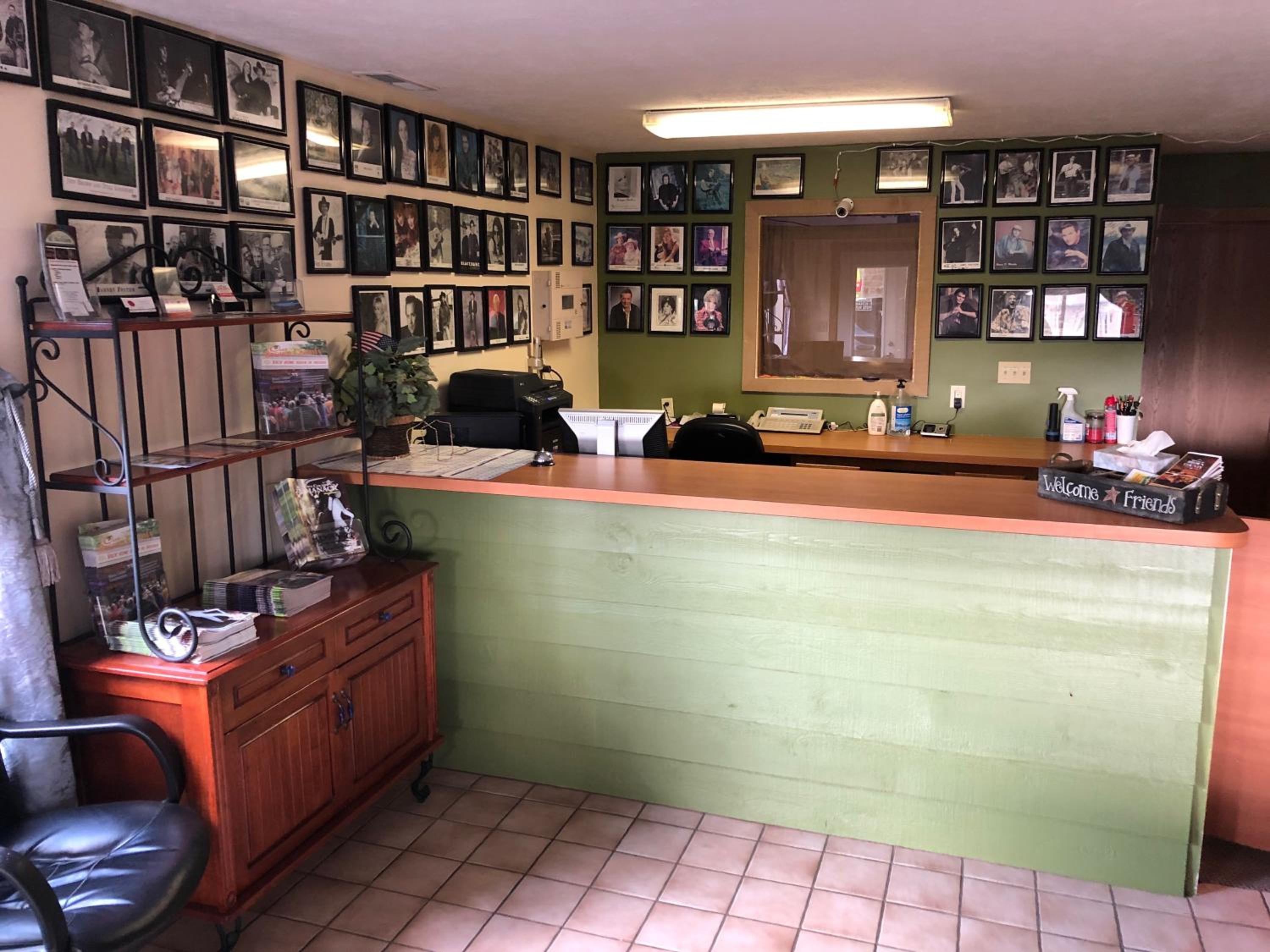 Bloomington Vacations - Salt Creek Inn - Property Image 3