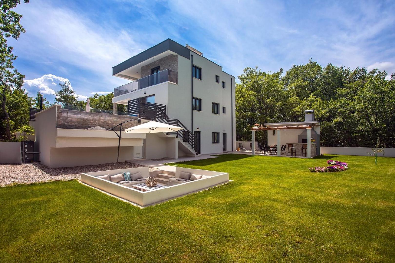 Villa Zora -luxurious villa with heated pool, sauna, 4 bedrooms, 10 persons max view 5