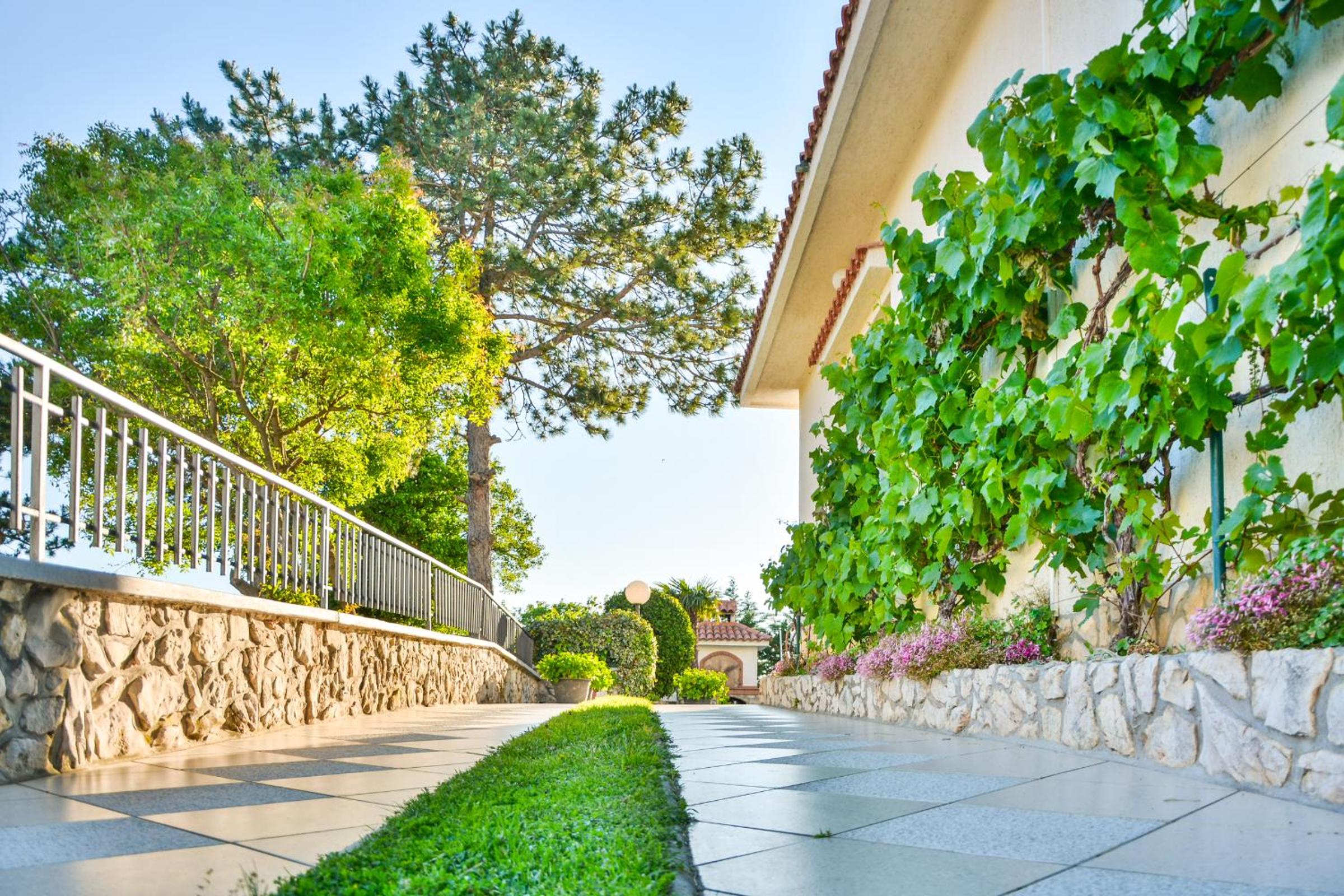 Bella Vista Apartments view 3