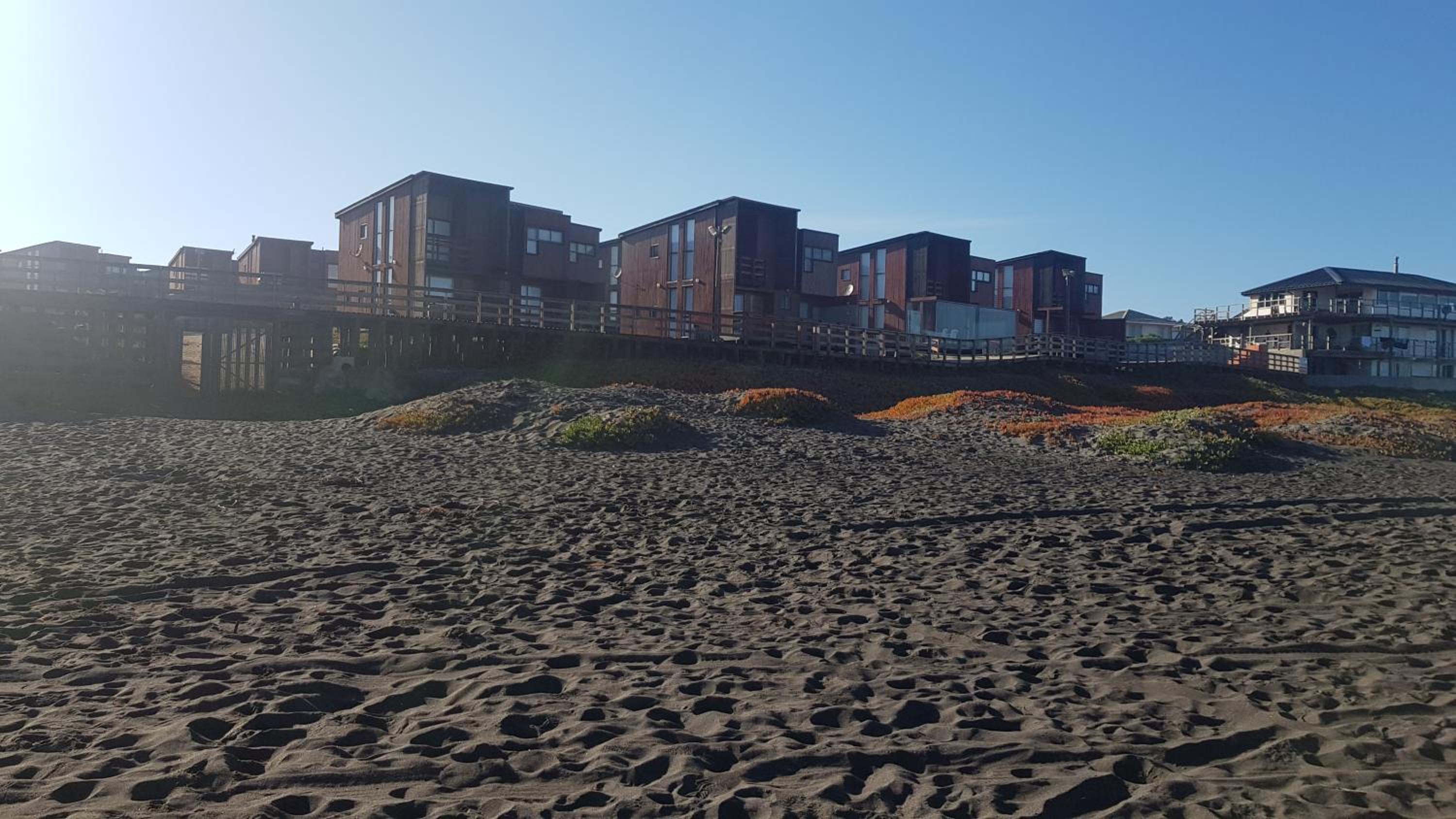 Casa con acceso directo a playa en condominio
