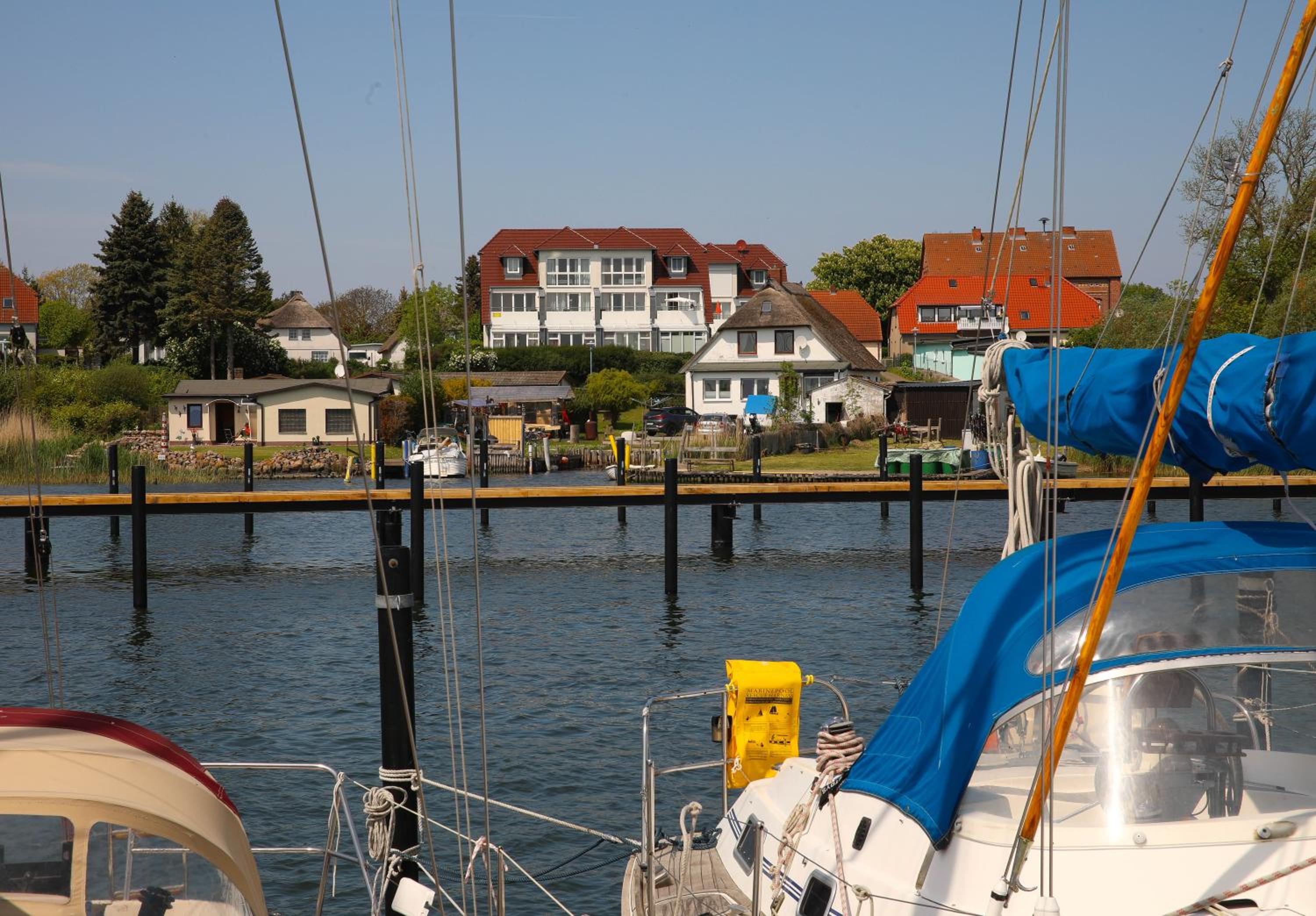 Frisch renoviertes FH Südblick am Meer in Breege, Meerblick von allen drei Etagen, Terrasse, Balkon, Sauna und Parkplatz