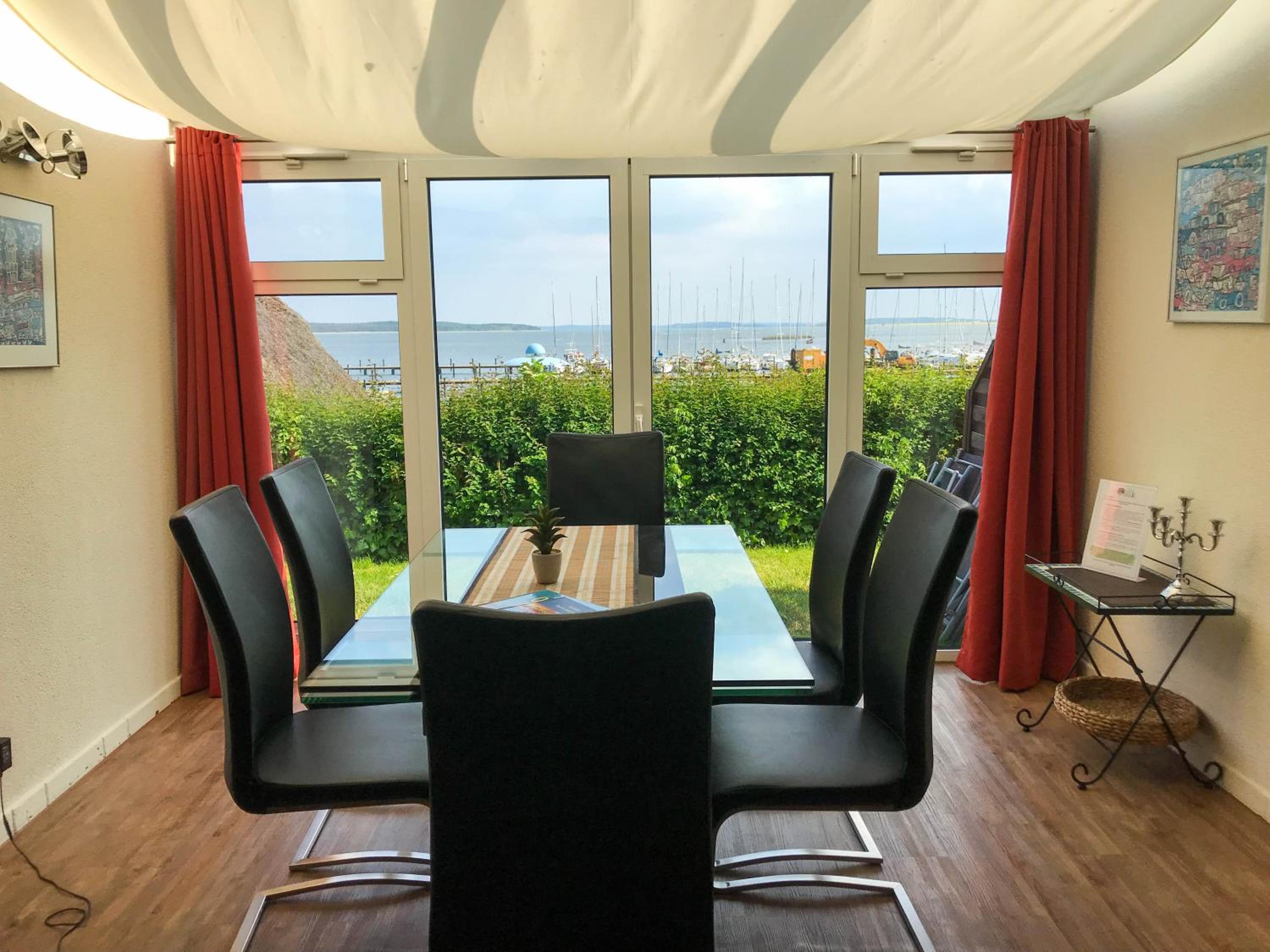 Frisch renoviertes FH Südblick am Meer in Breege, Meerblick von allen drei Etagen, Terrasse, Balkon, Sauna und Parkplatz