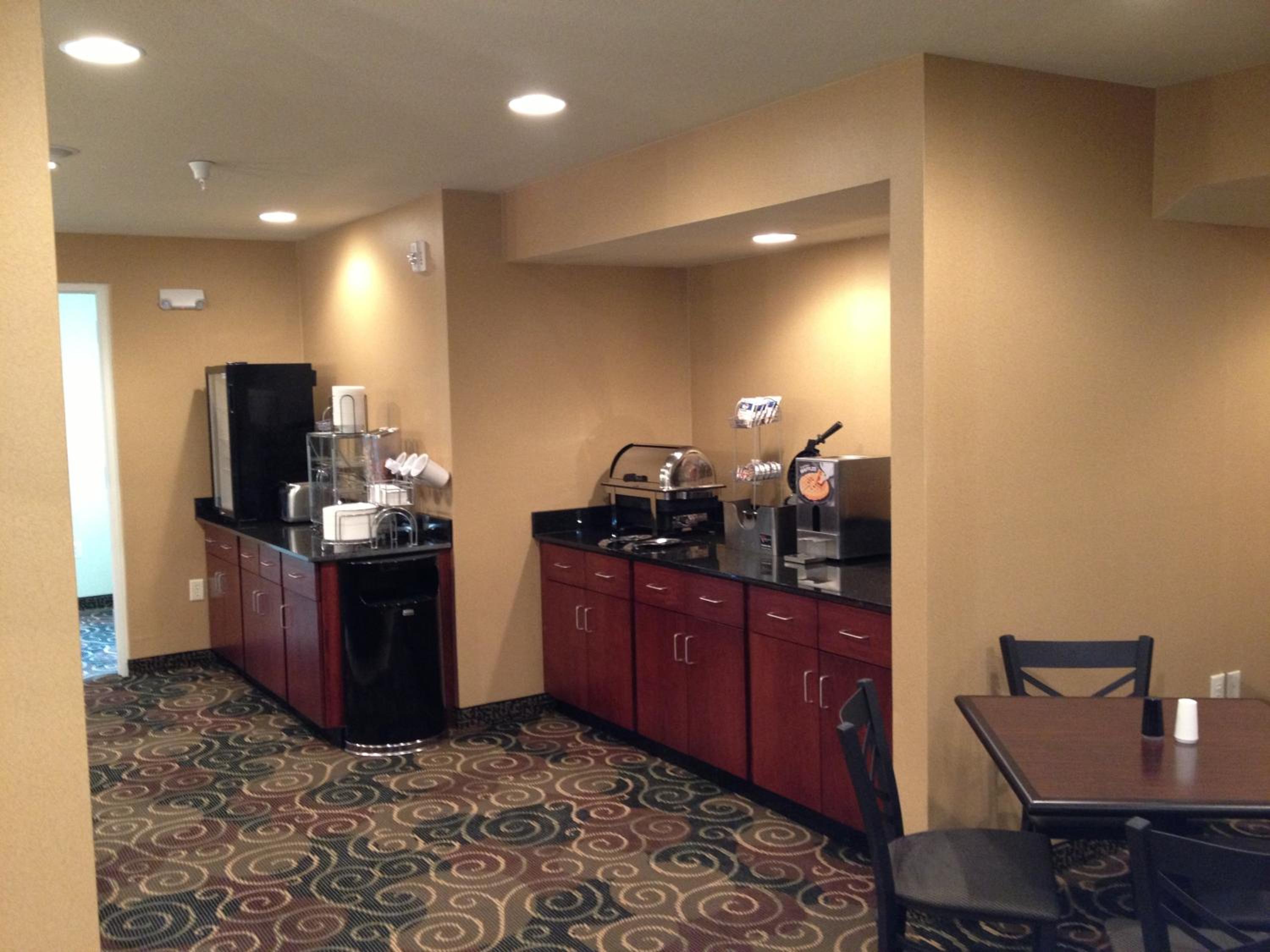 Cobblestone Hotel  Suites - Newton - Property Image 4