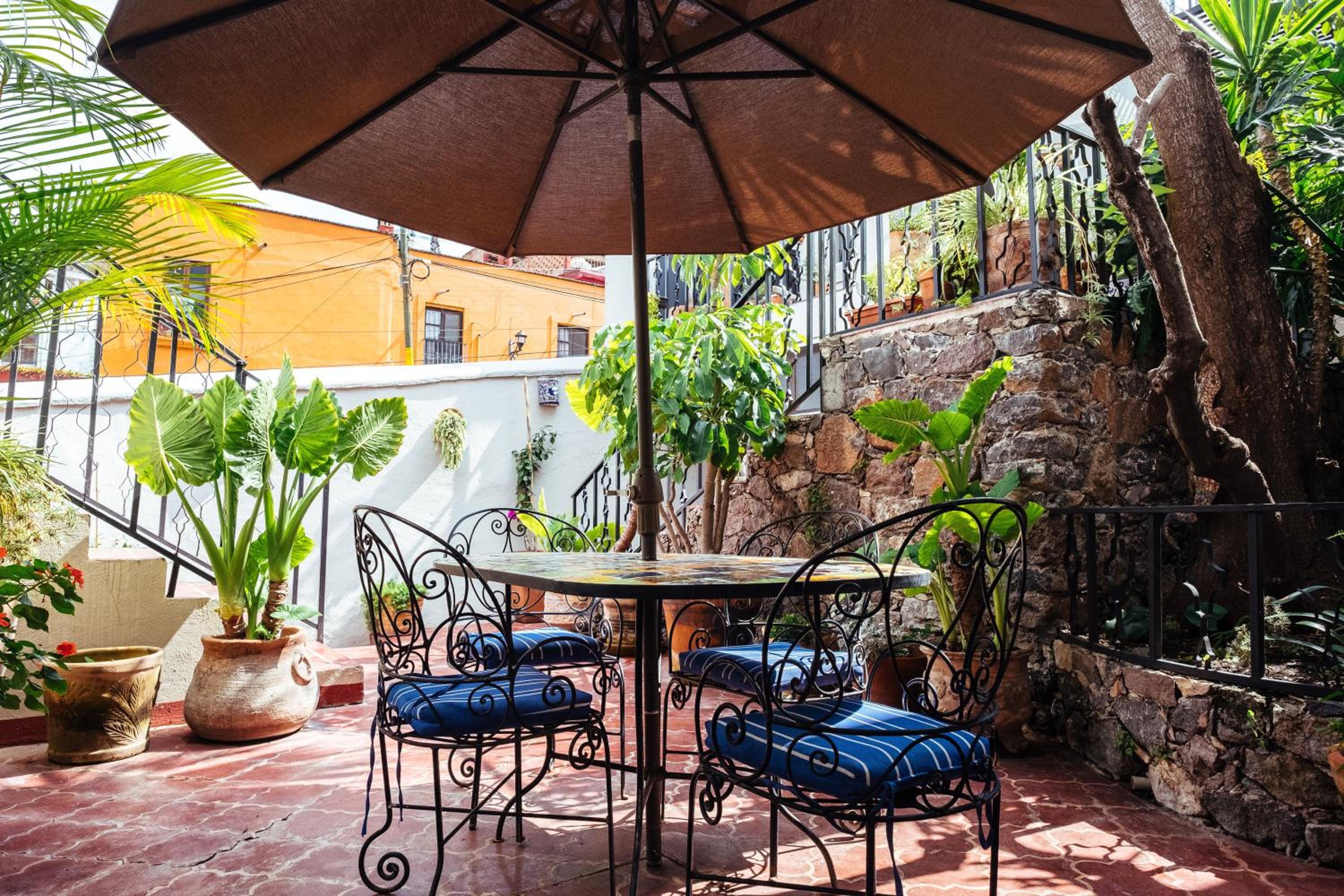 Pied à Terre at Casitas Aparicio - Image 4