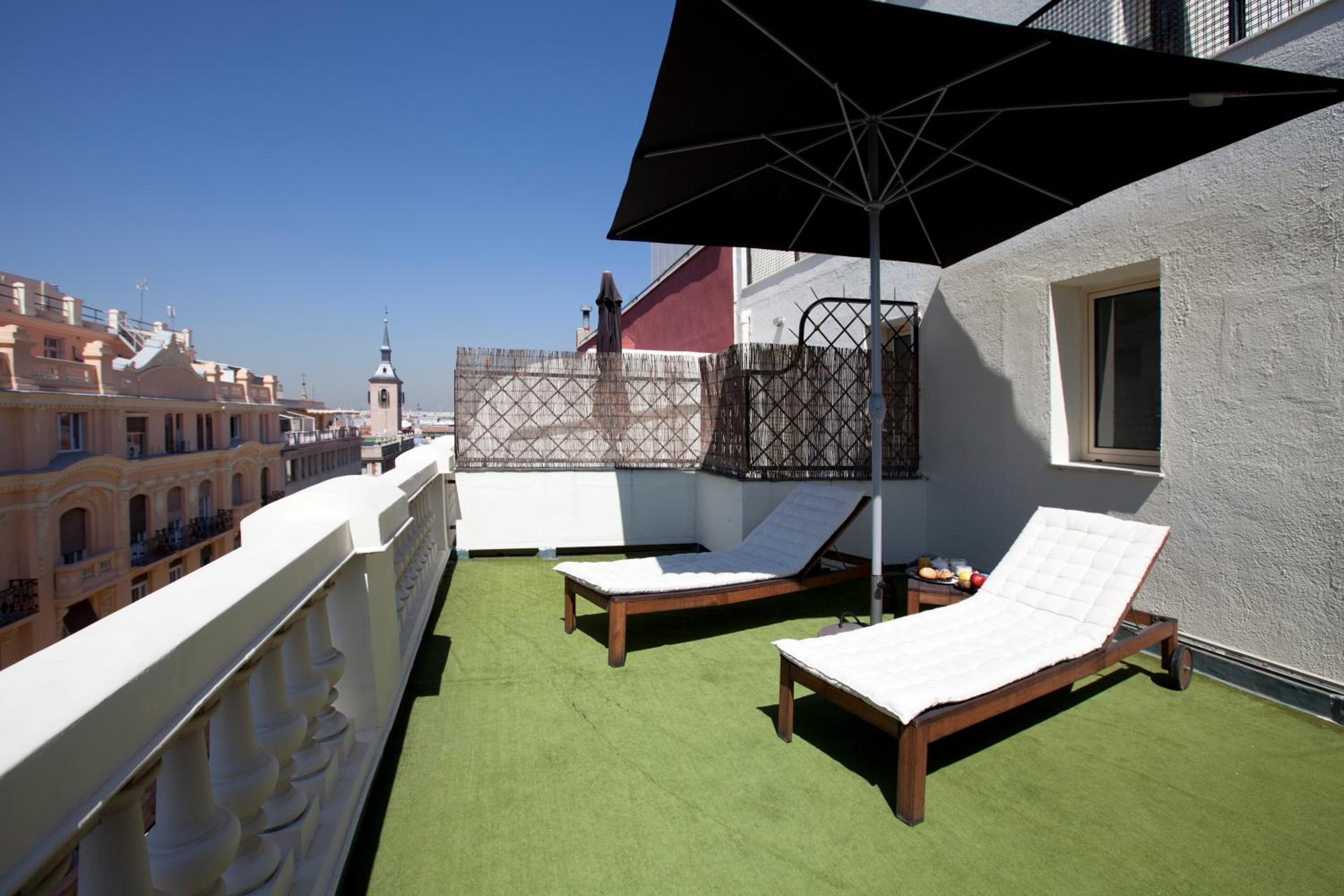Hotel Moderno Puerta del Sol en Madrid — balance & terrace