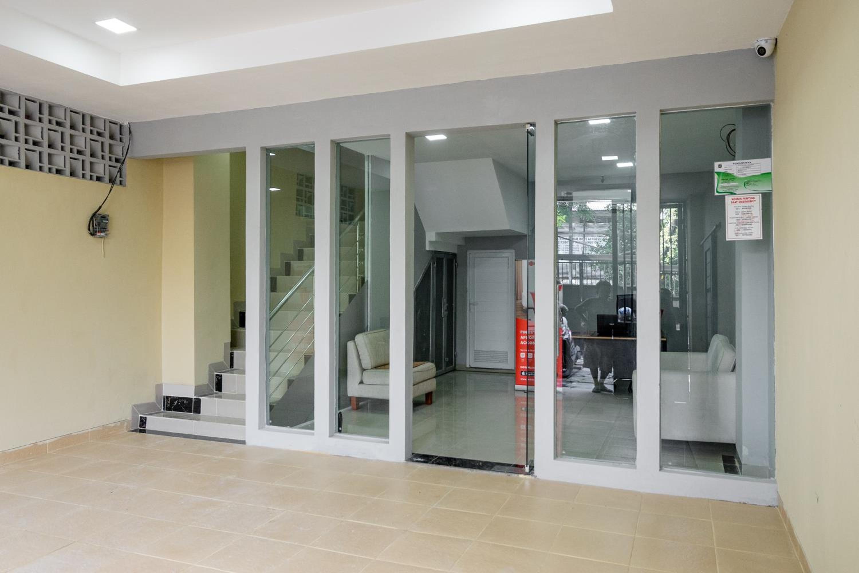 RedDoorz near Plaza Atrium Senen view 3