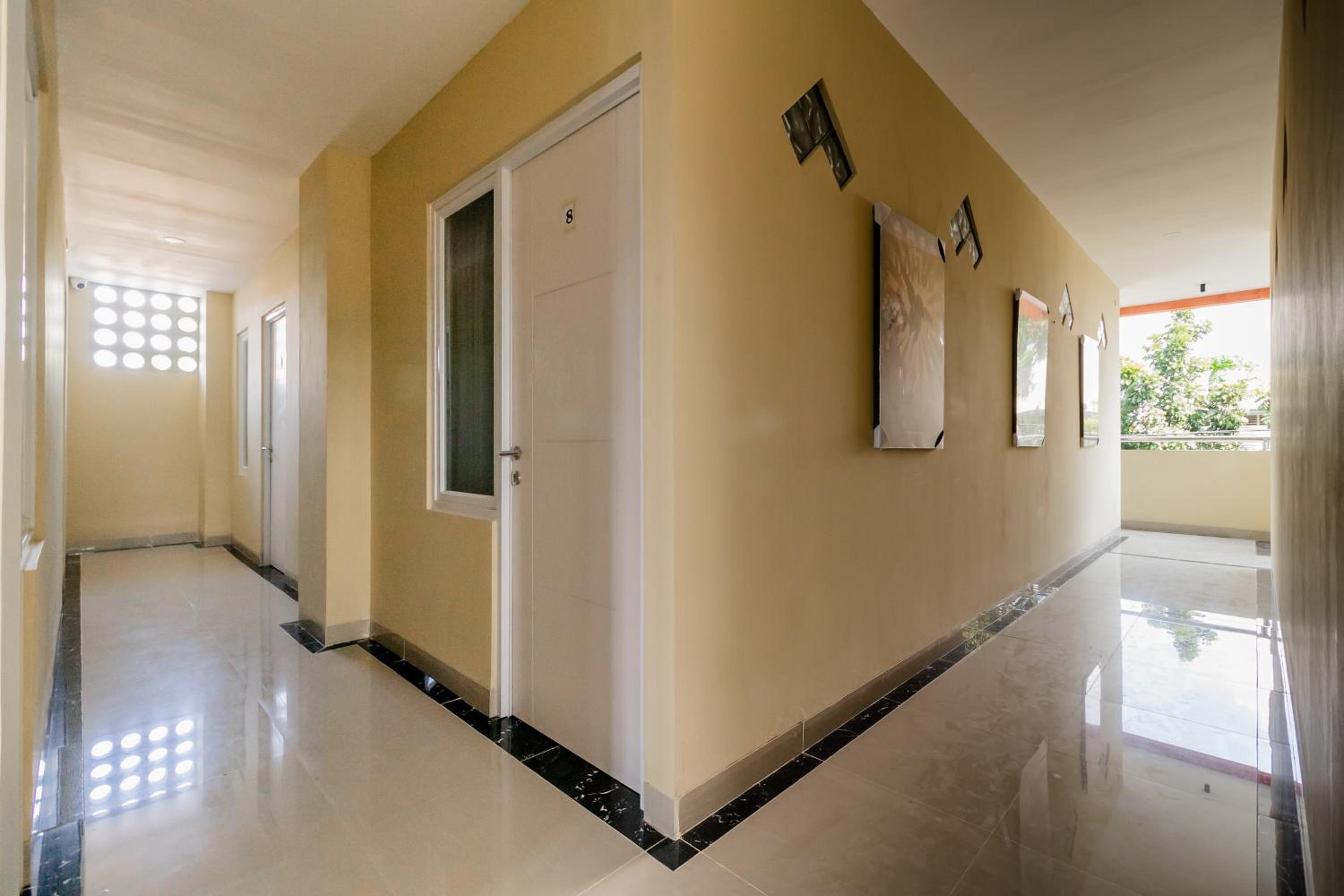 RedDoorz near Plaza Atrium Senen view 5